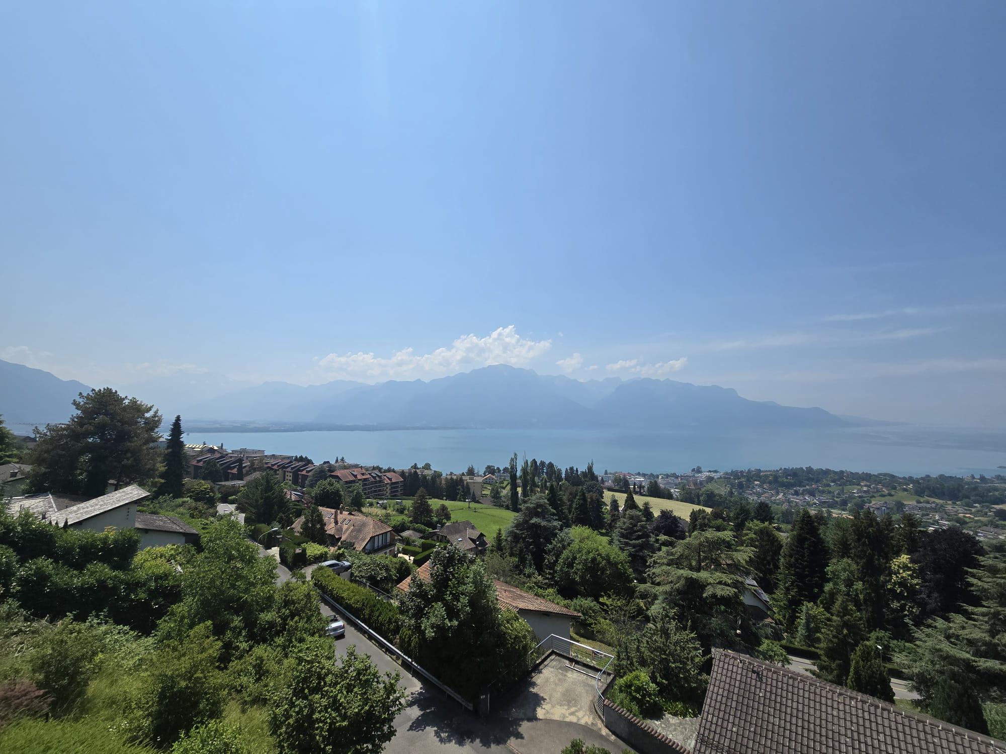Panoramablick auf See und Berge