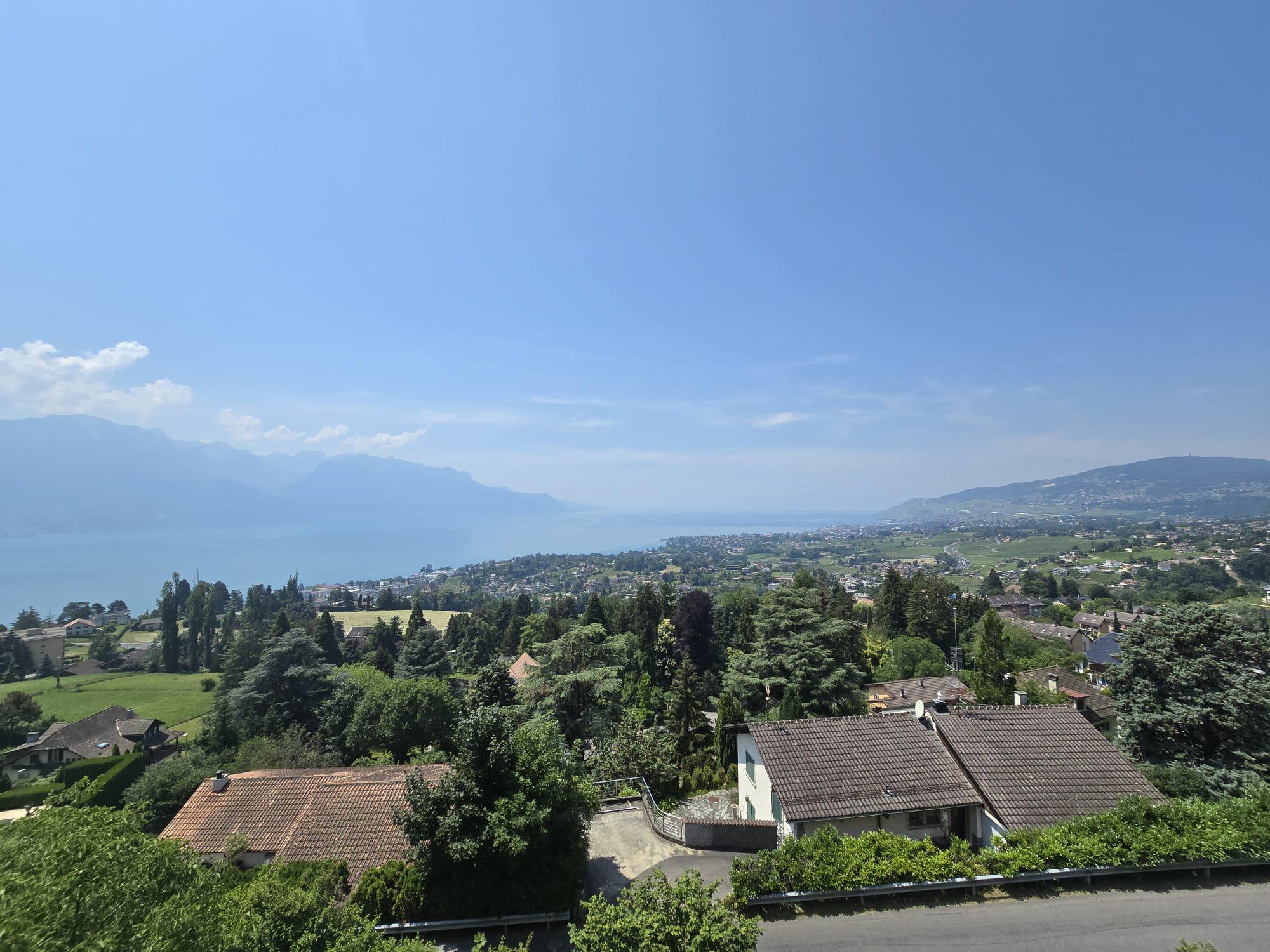 Panoramablick über See und Berge