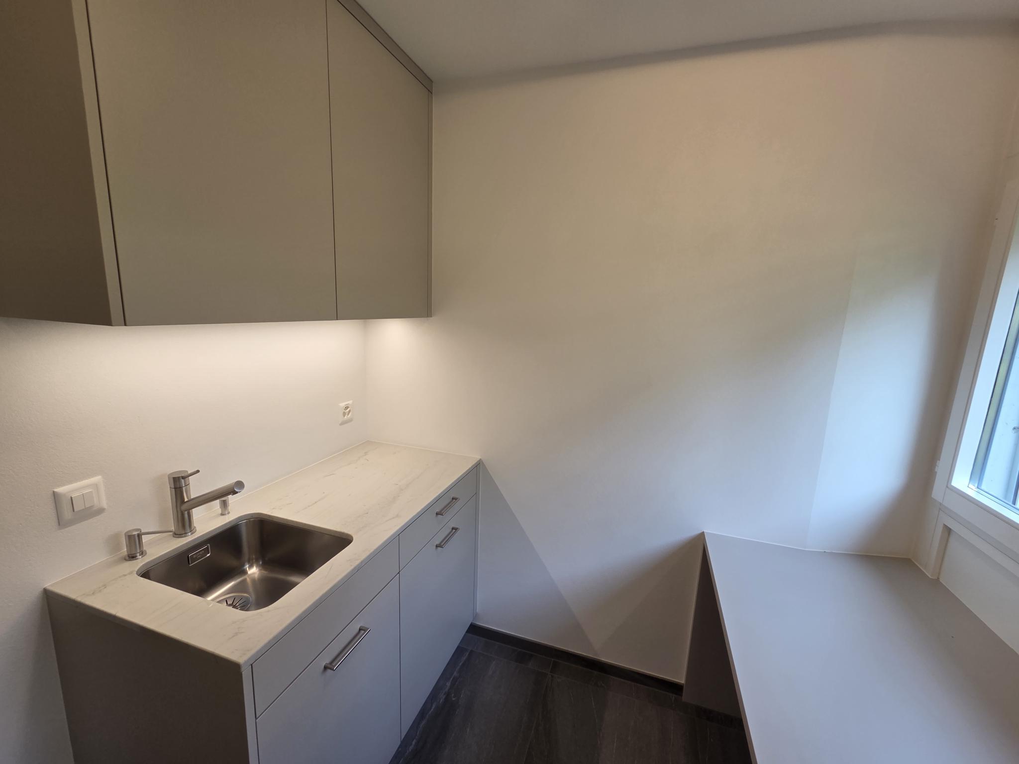 Moderne kleine Küche mit Fenster