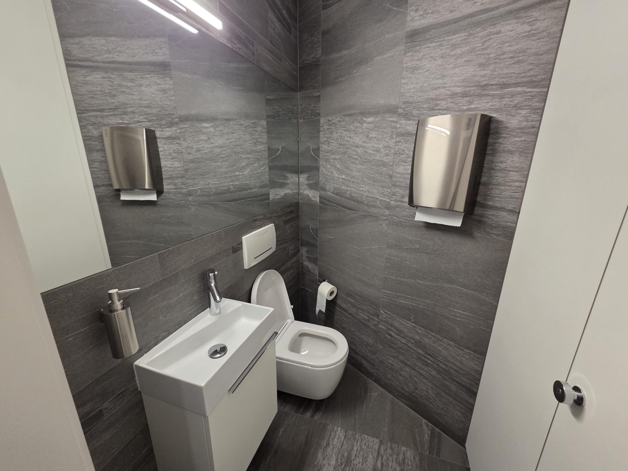 Kleines modernes Gäste-WC
