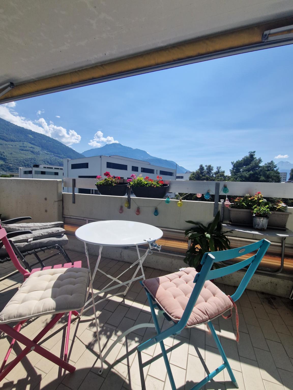 Balkon mit Bergblick und Sitzgruppe