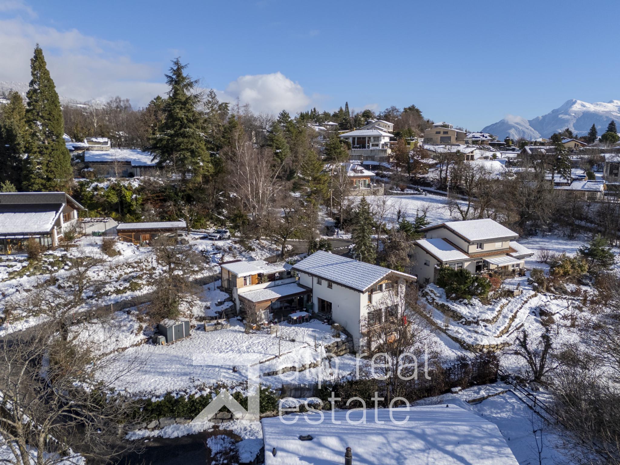 Verschneite Wohnsiedlung mit Bergblick