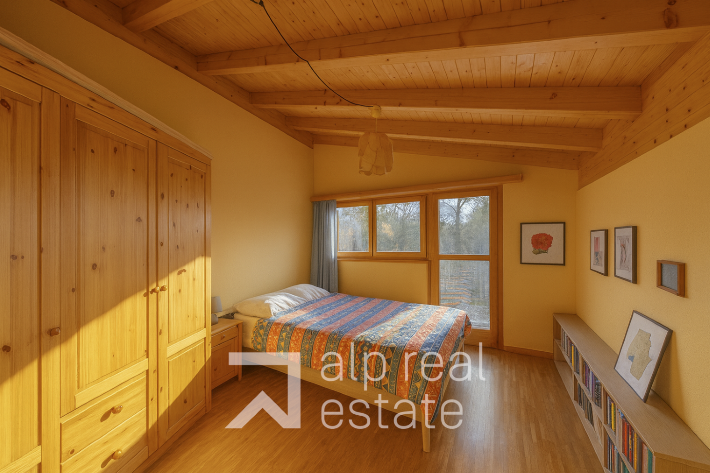 Helles Schlafzimmer mit Holzverkleidung