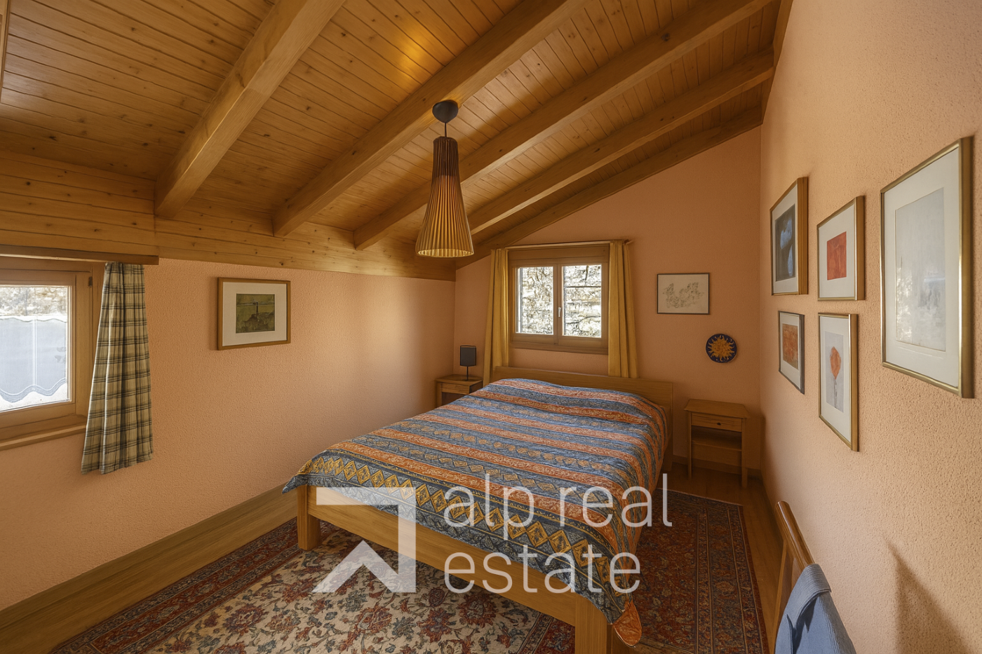 Gemütliches Schlafzimmer mit Holzdecke