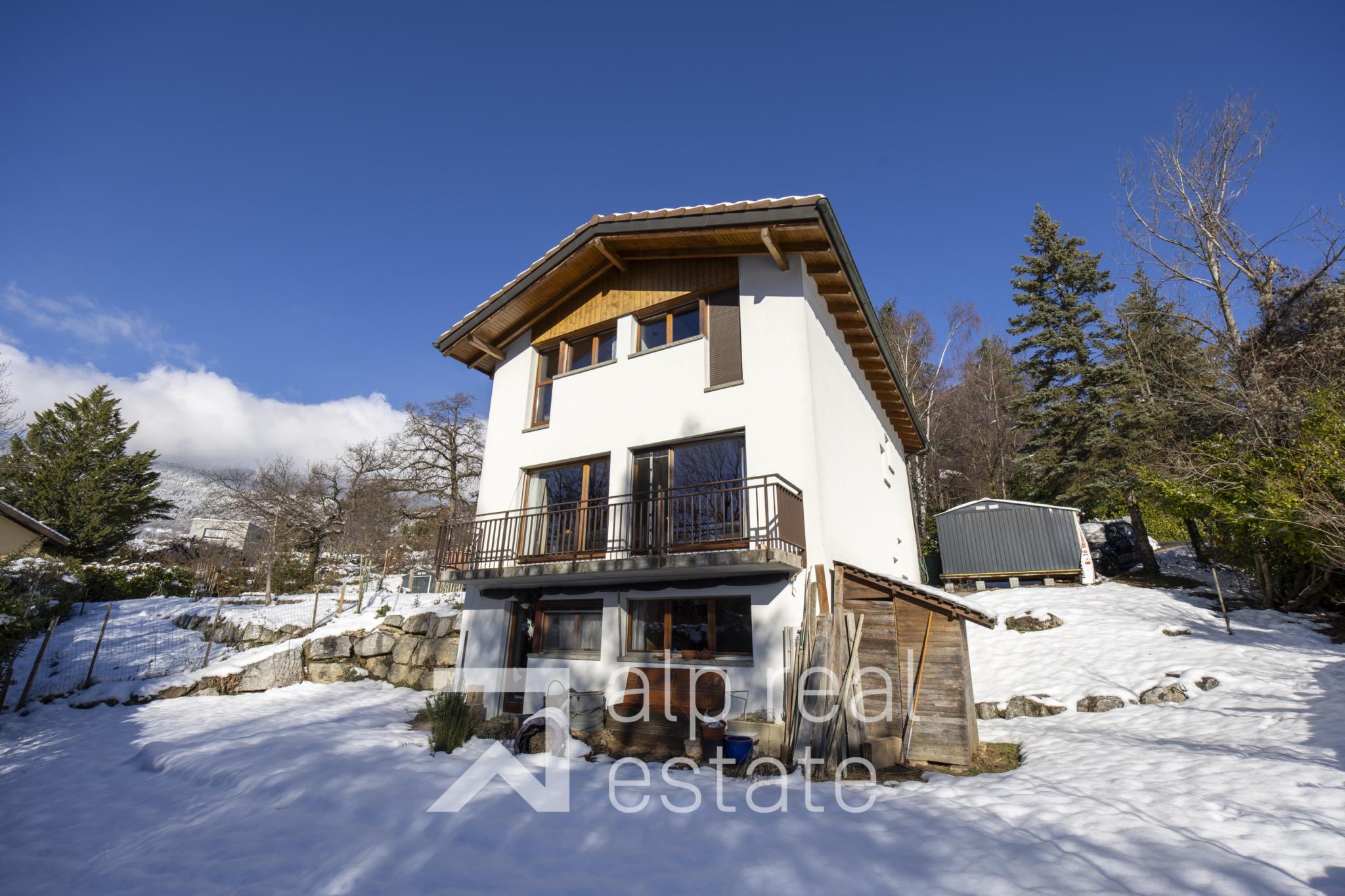 Freistehendes Haus im Schnee