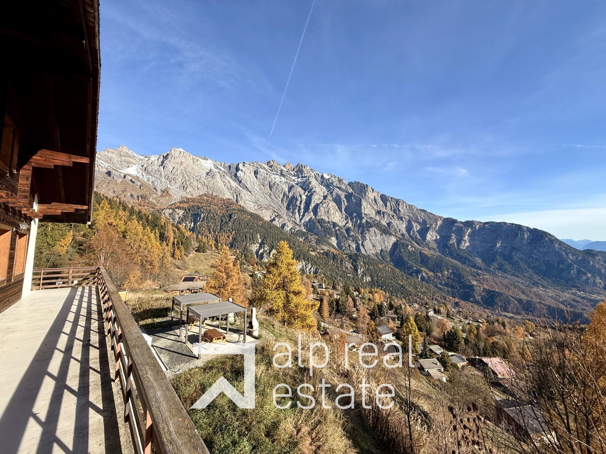 Balkon mit Bergpanorama
