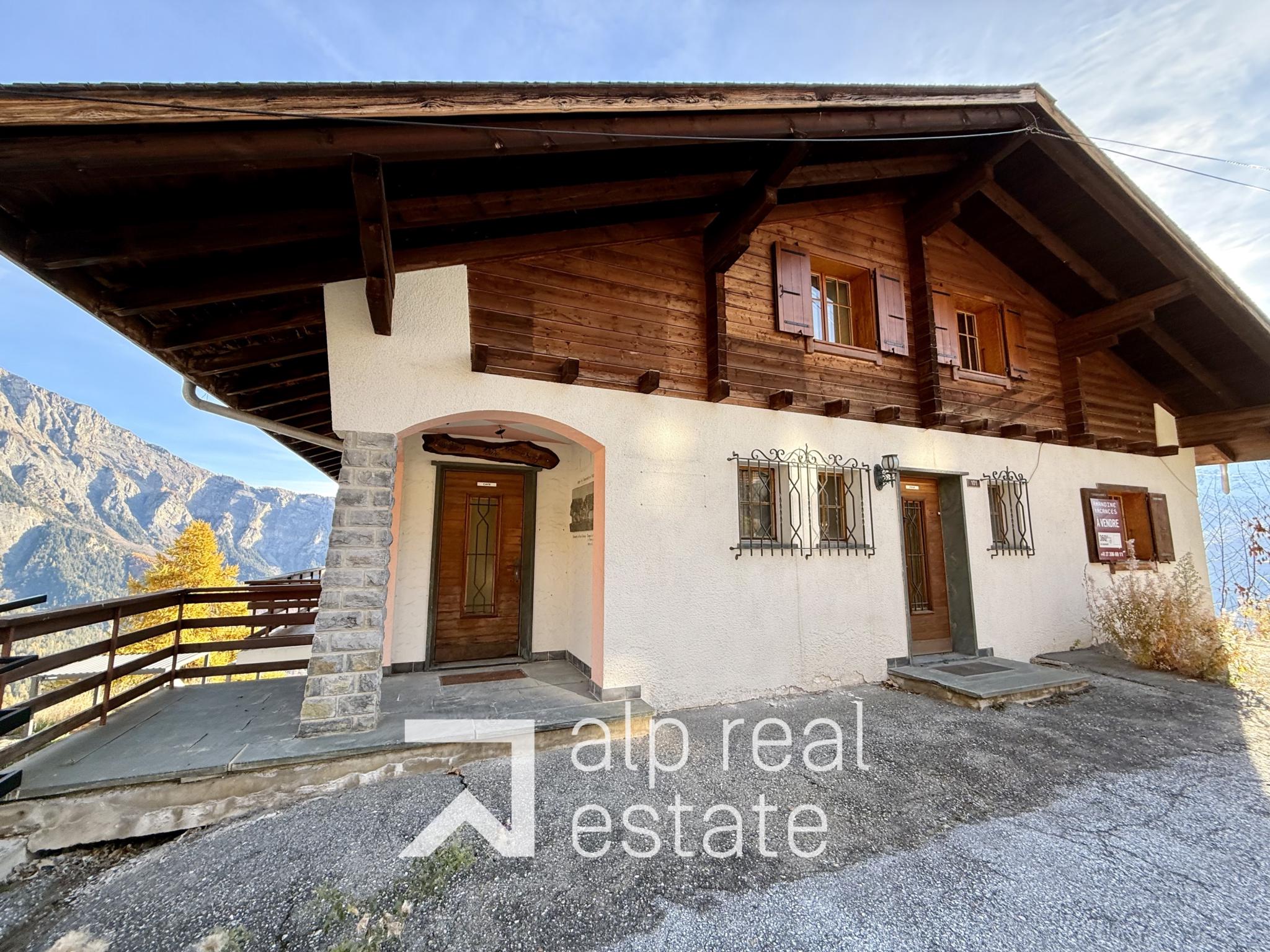 Alpenchalet mit Holzfassade und Blick auf die Berge