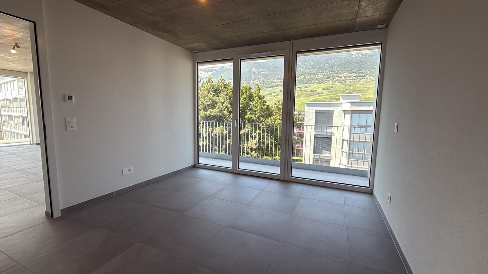 Leerer moderner Raum mit Panoramablick