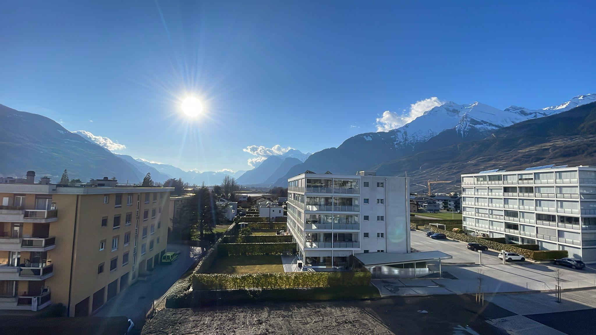 Bergblick über Wohnanlage