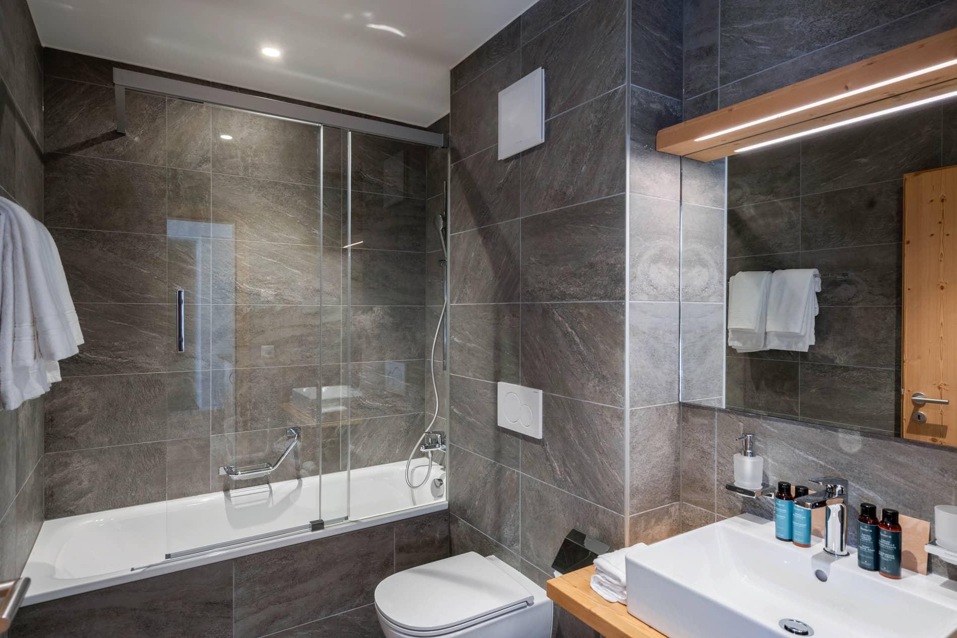 Modernes Badezimmer mit Walk-in-Badewanne und Glastrennwand