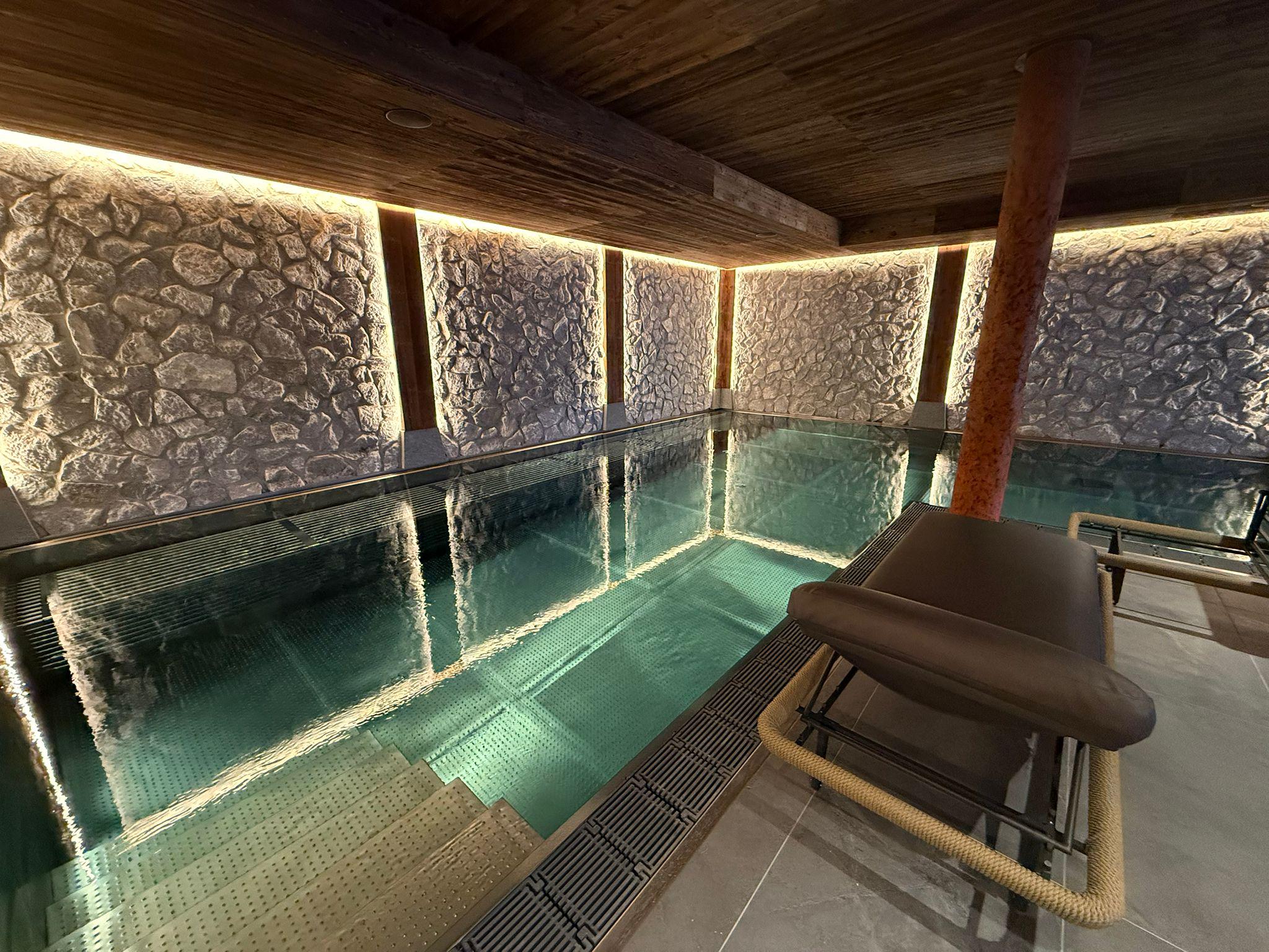 Innenpool mit Wellnessbereich