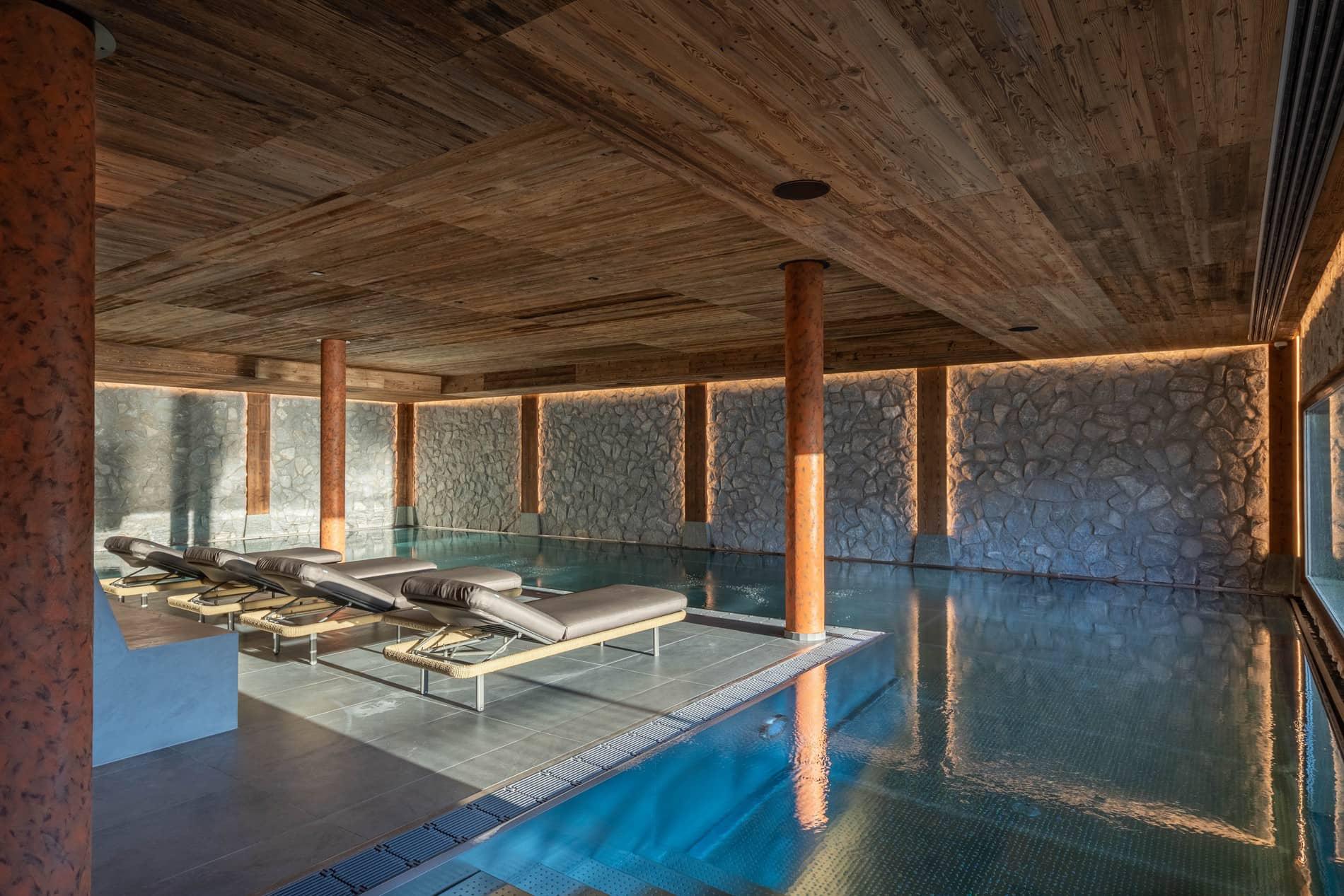 Indoor-Pool mit Liegebereich