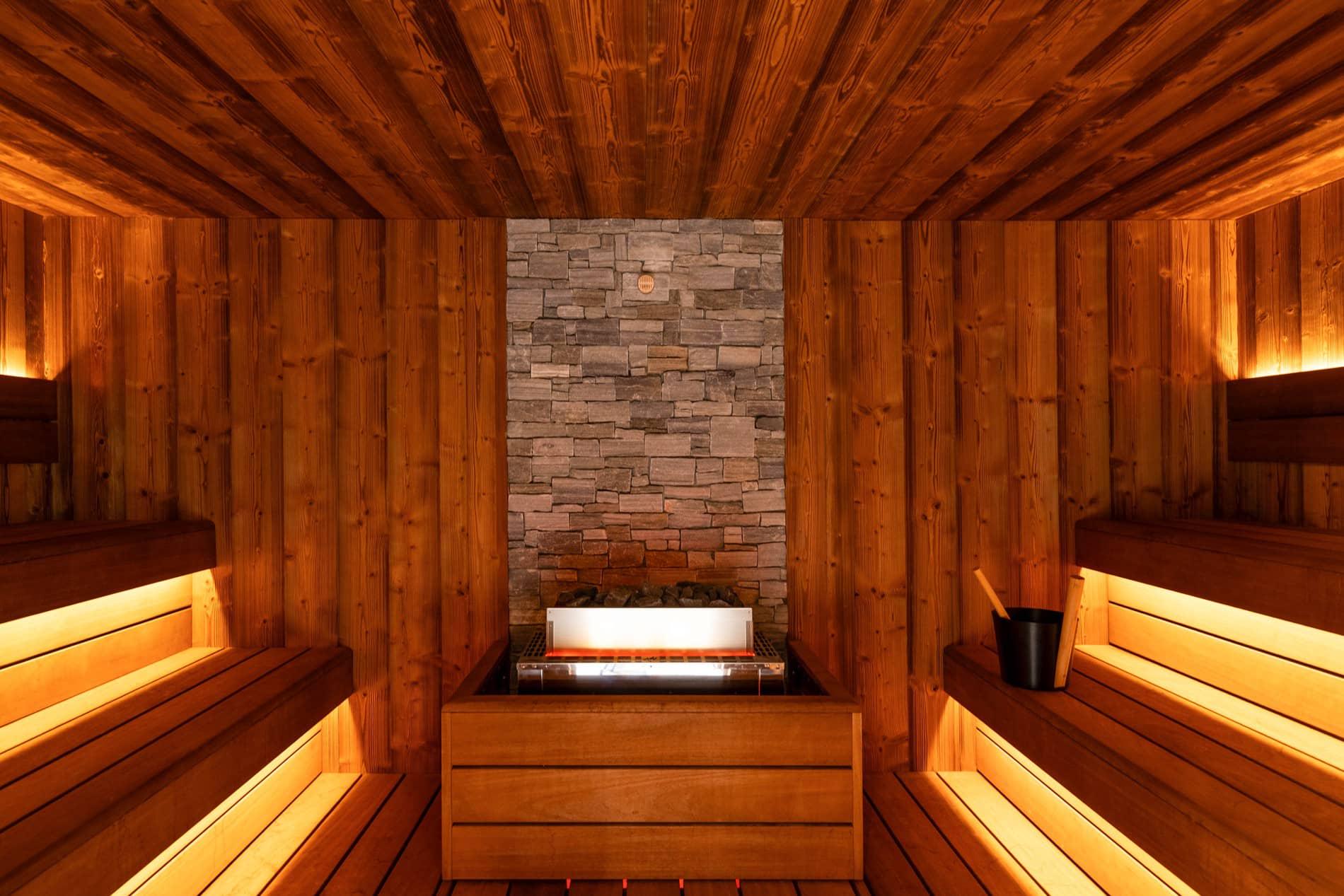 Holzsauna mit Steindekor