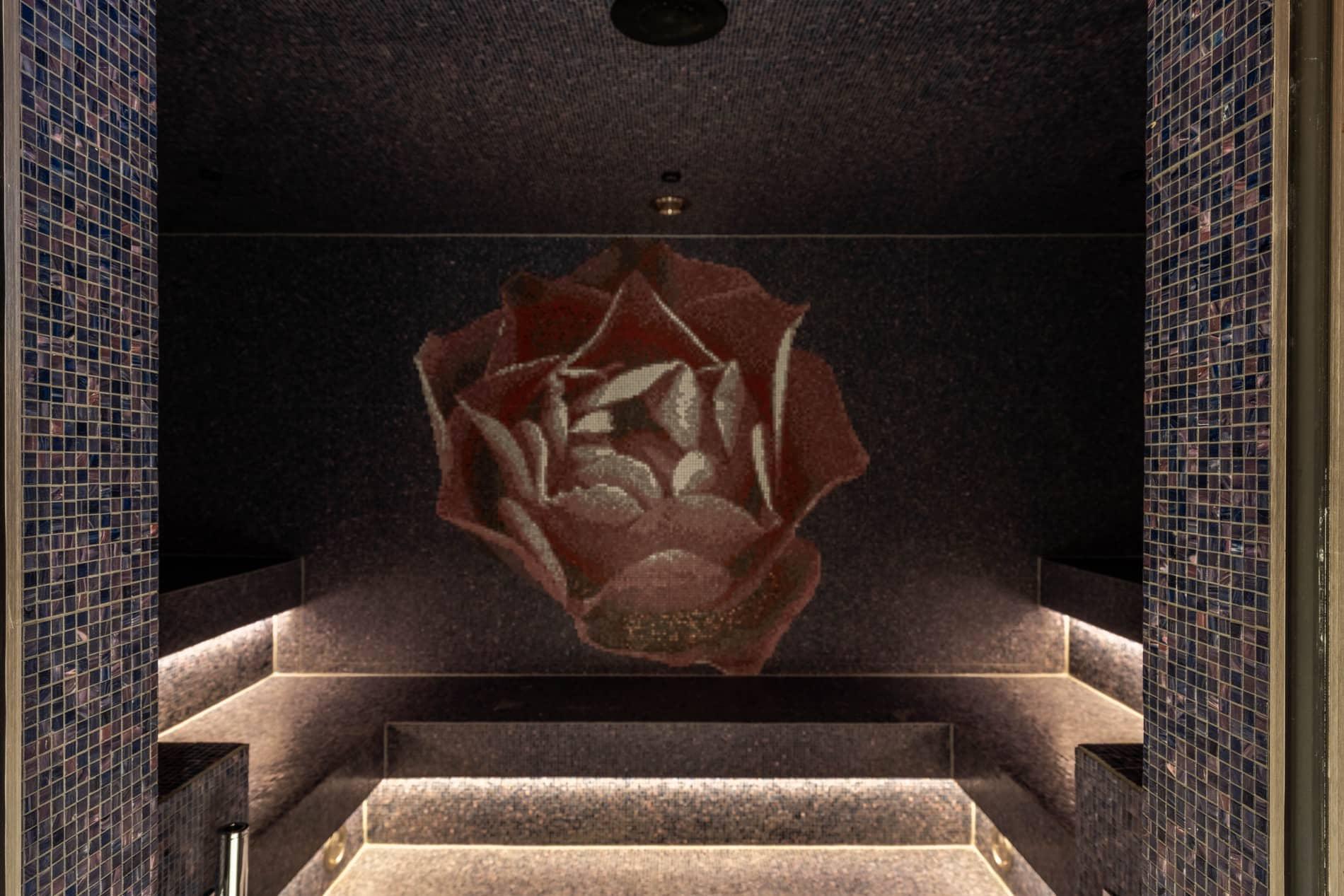Dunkler Wellnessraum mit Blumenskulptur