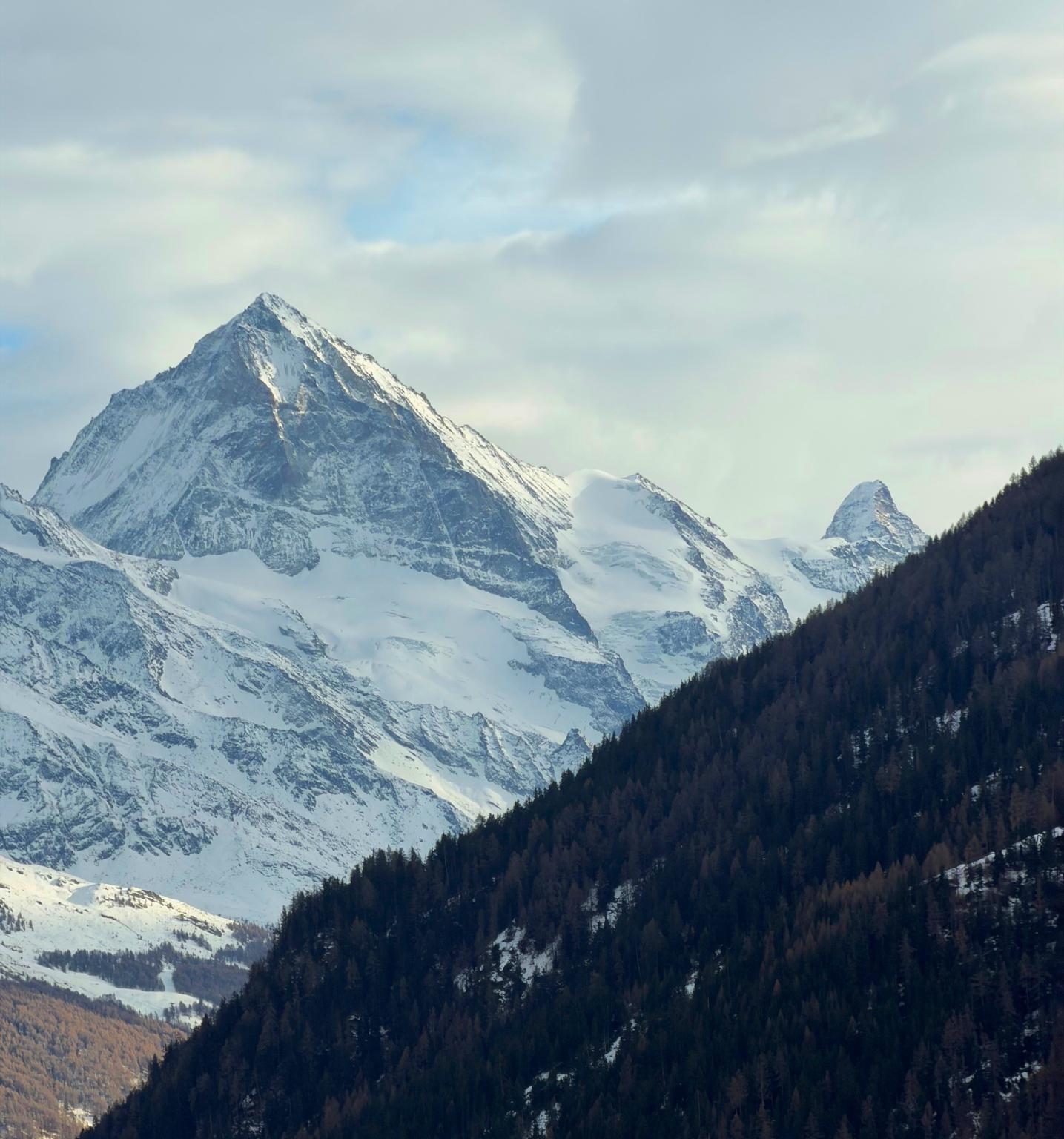 Berglandschaft mit schneebedecktem Gipfel