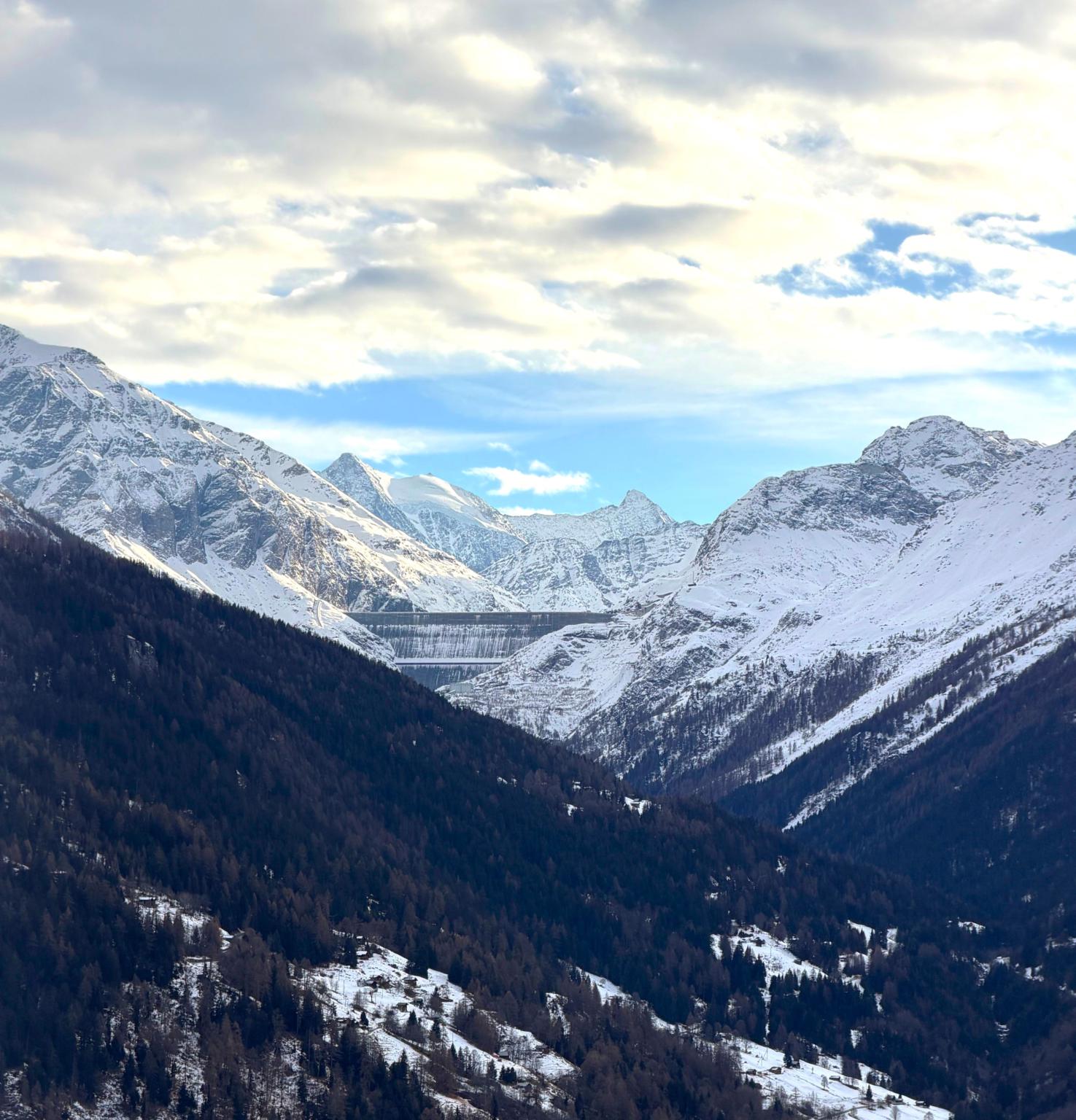 Berglandschaft mit Schnee und Stausee