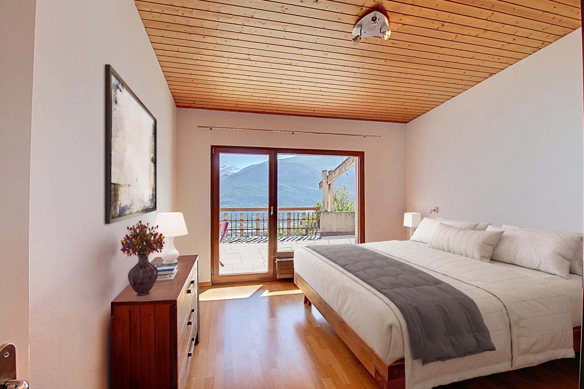 Helles Schlafzimmer mit Bergblick