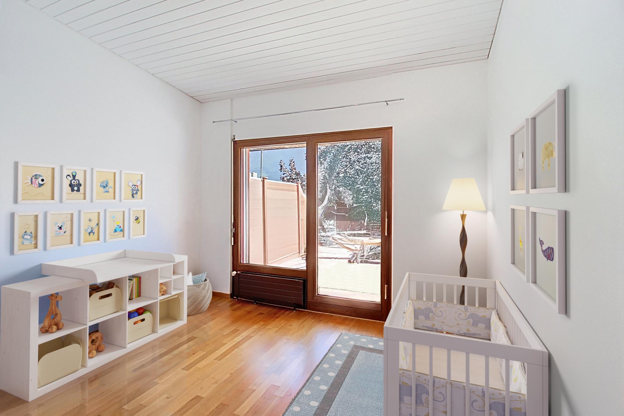 Helles Kinderzimmer mit Gartentür