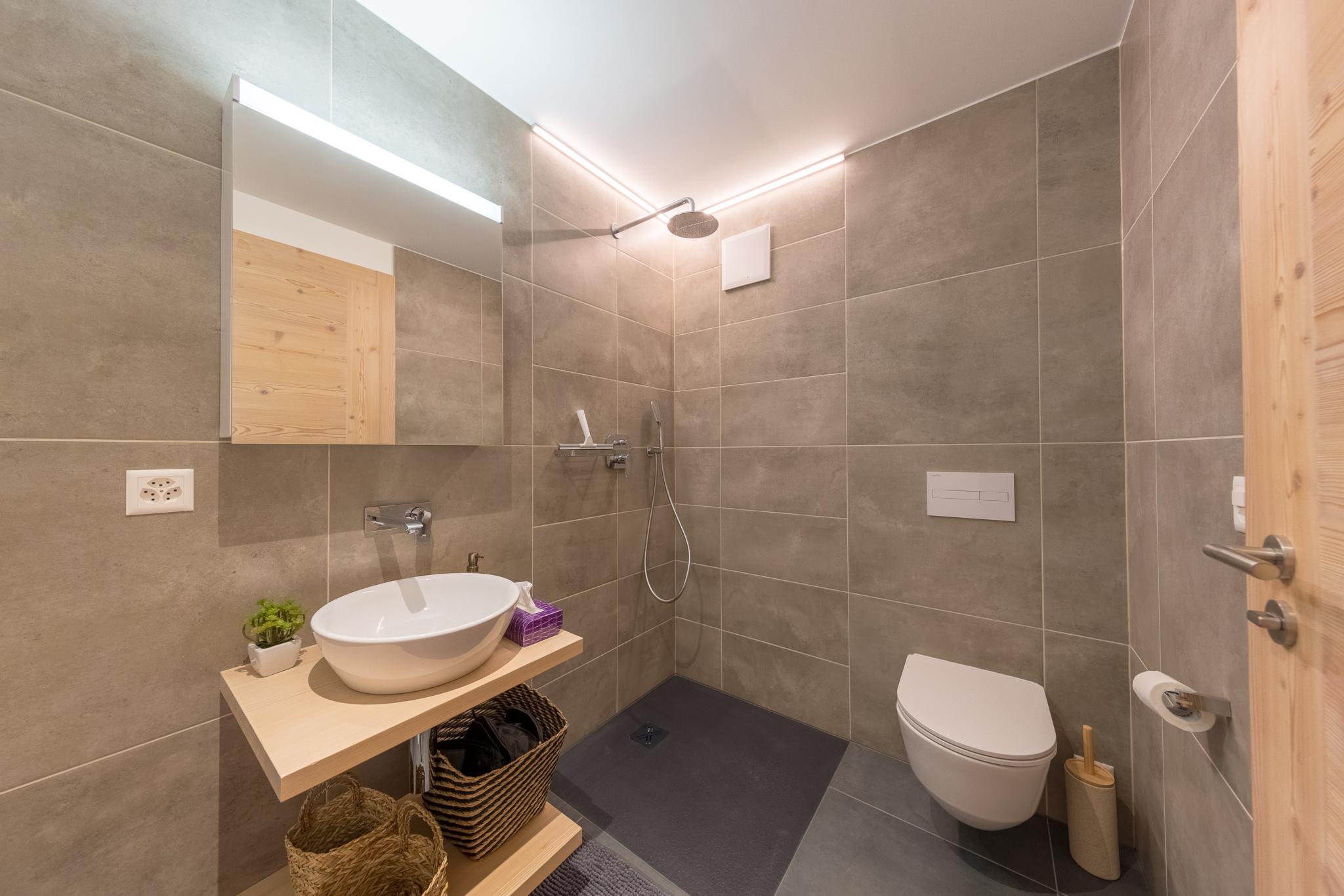 Modernes Bad mit Dusche und WC