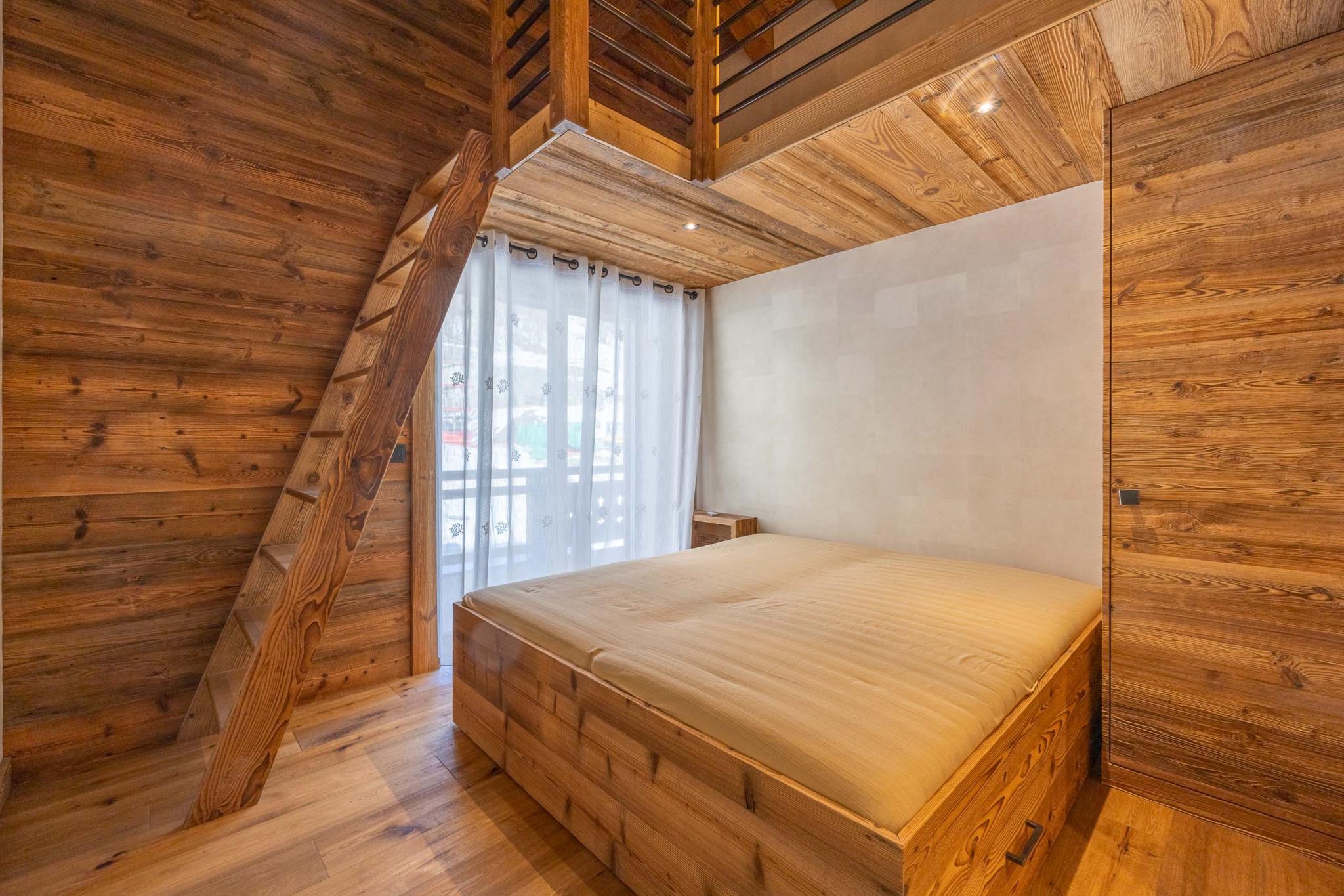 Gemütliches Holz-Schlafzimmer mit Galerie und Dachschräge