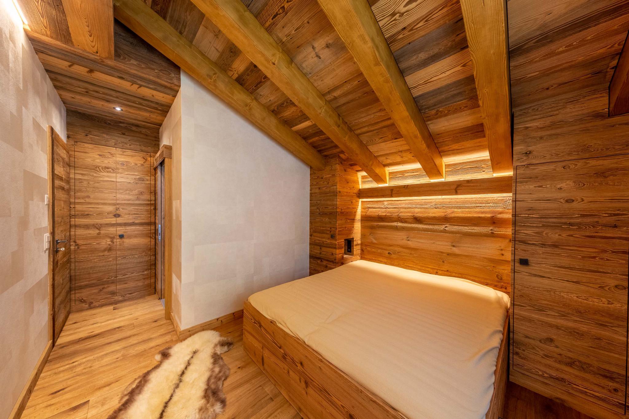 Gemütliches Holzschlafzimmer mit Dachbalken