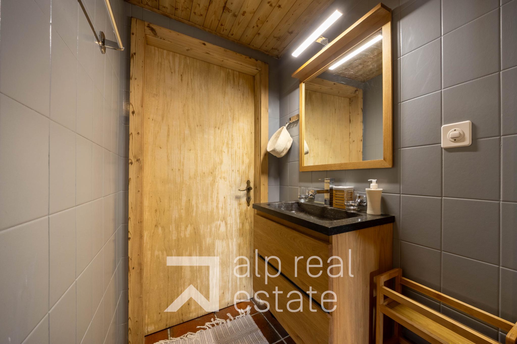 Kleines Bad mit Holzdetails