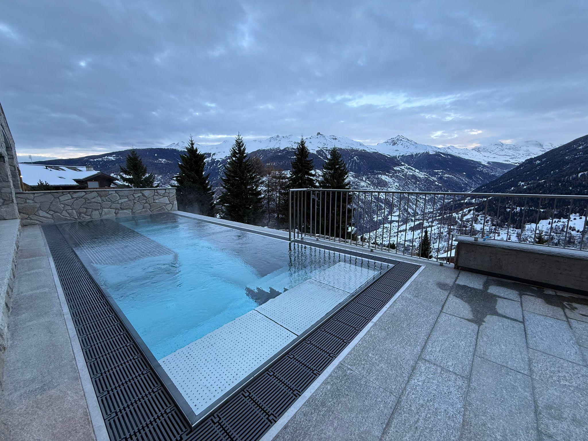 Außenbereich mit Pool und Bergpanorama