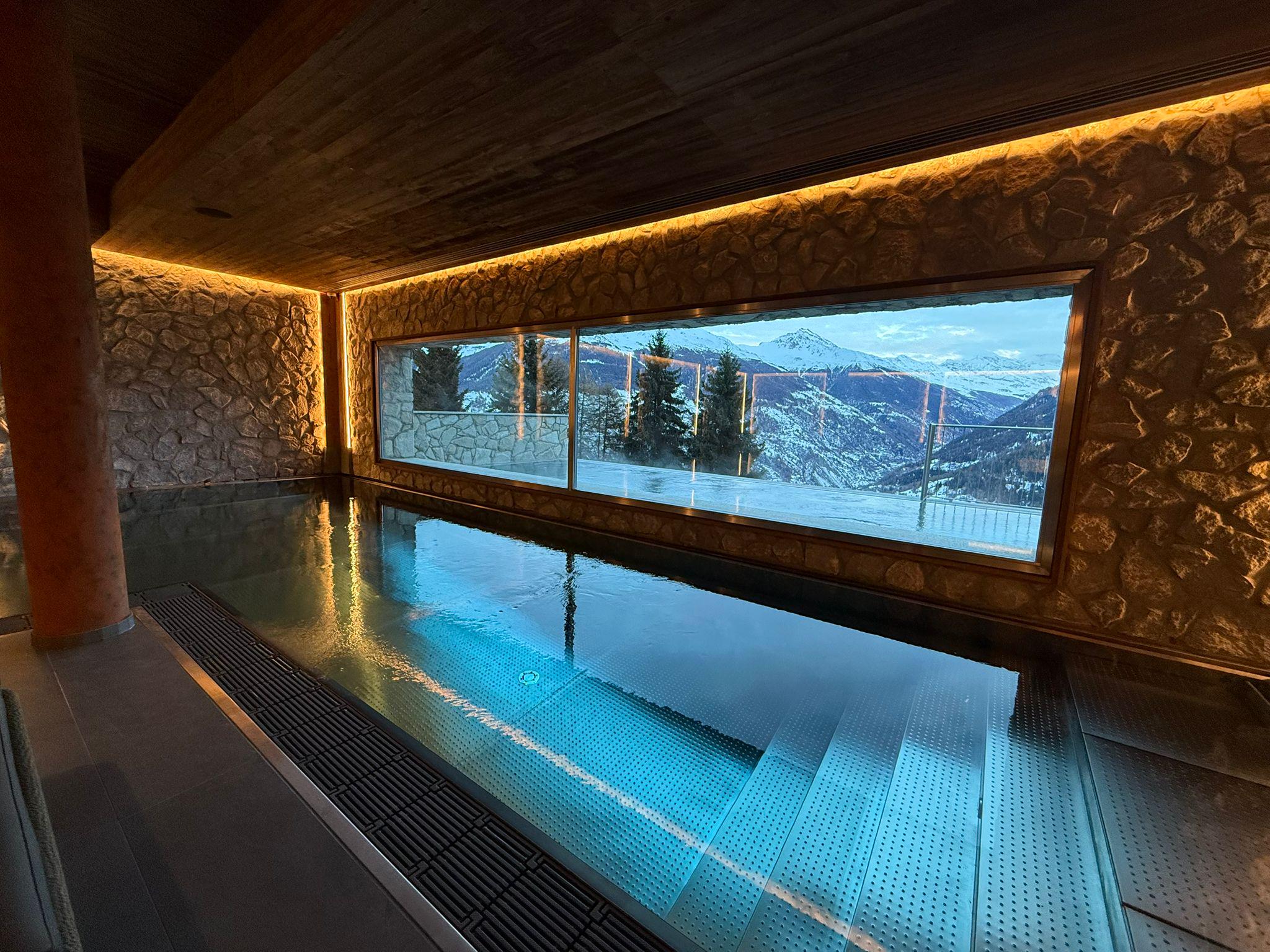 Innenpool mit Panoramablick auf Berge