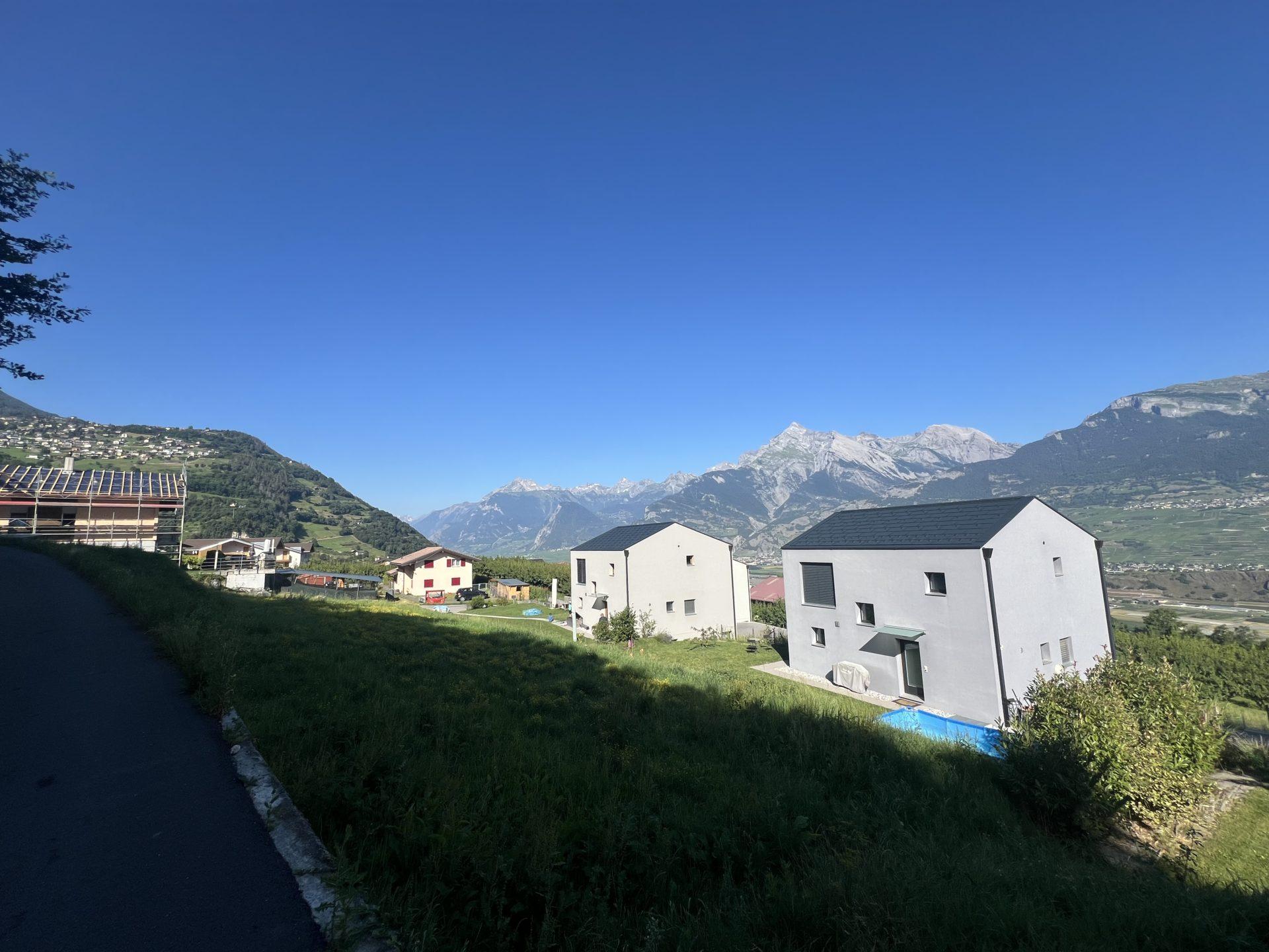 Berglandschaft mit modernen Häusern