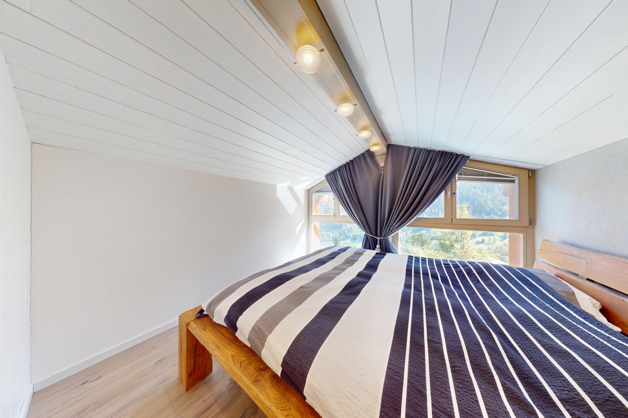 Helles Dachgeschoss-Schlafzimmer mit Ausblick