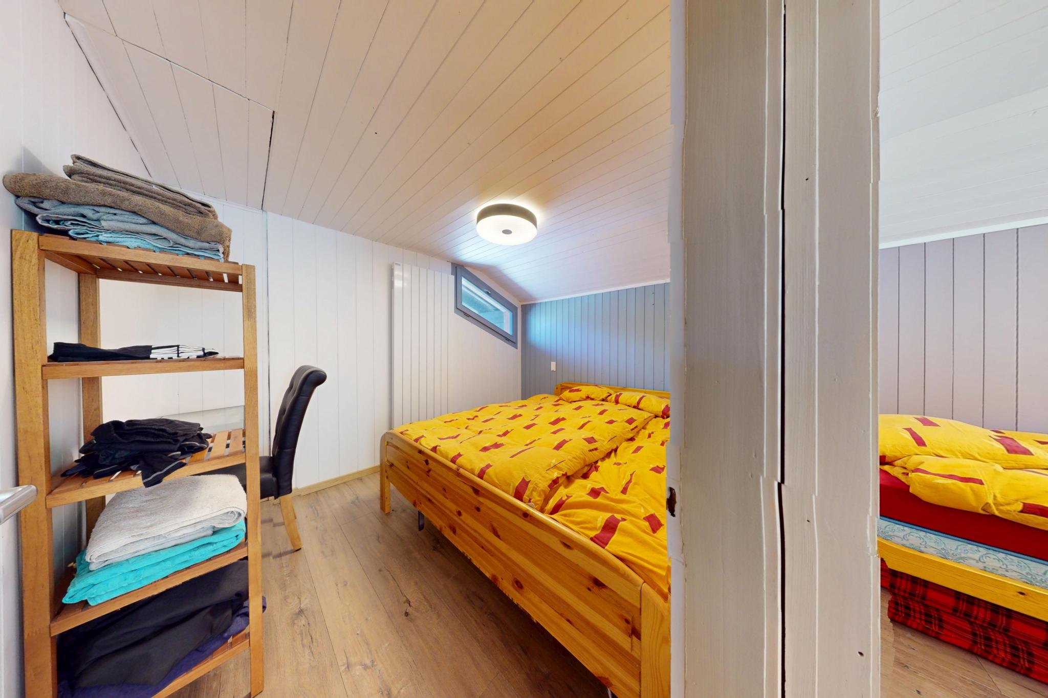 Schlafzimmer unter der Dachschräge