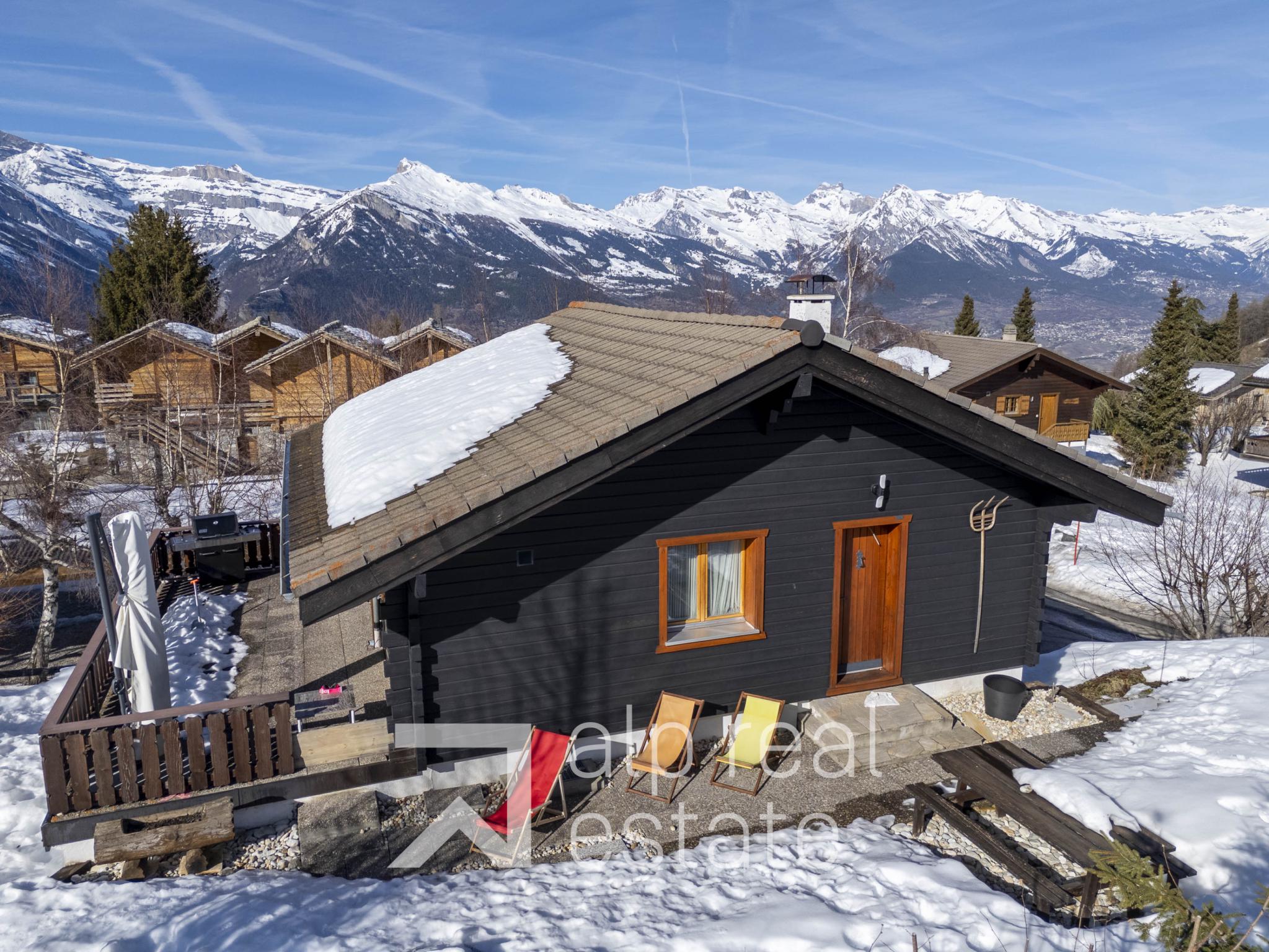 Alpines Chalet mit Bergpanorama im Schnee