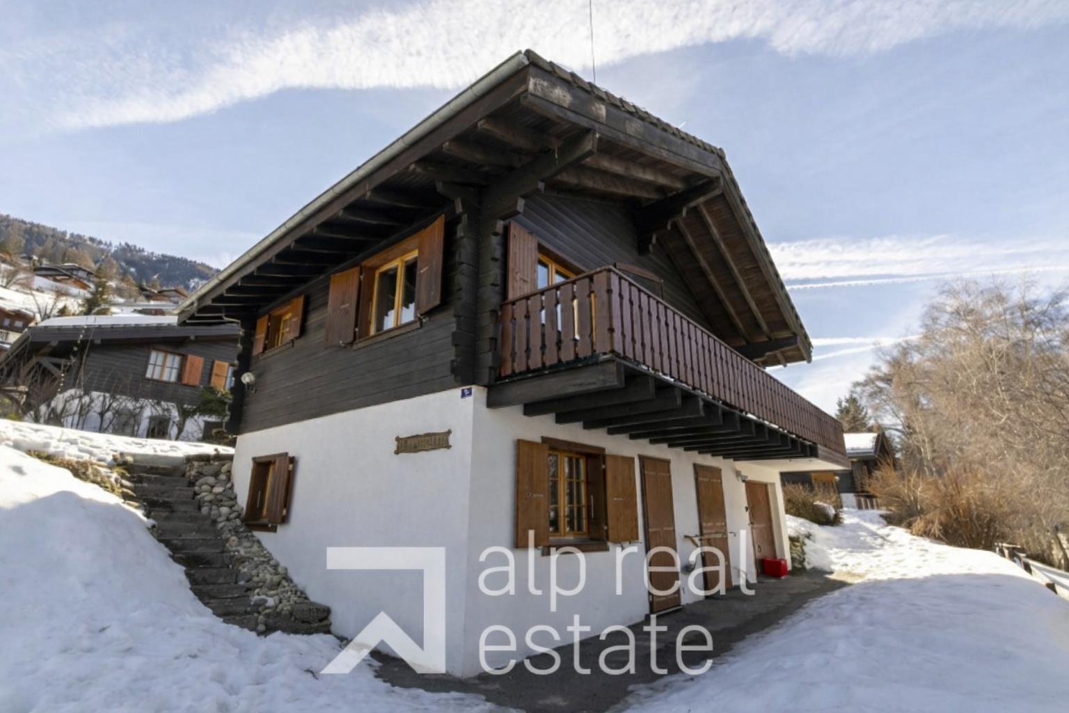 Alpines Chalet mit Balkon im Schnee