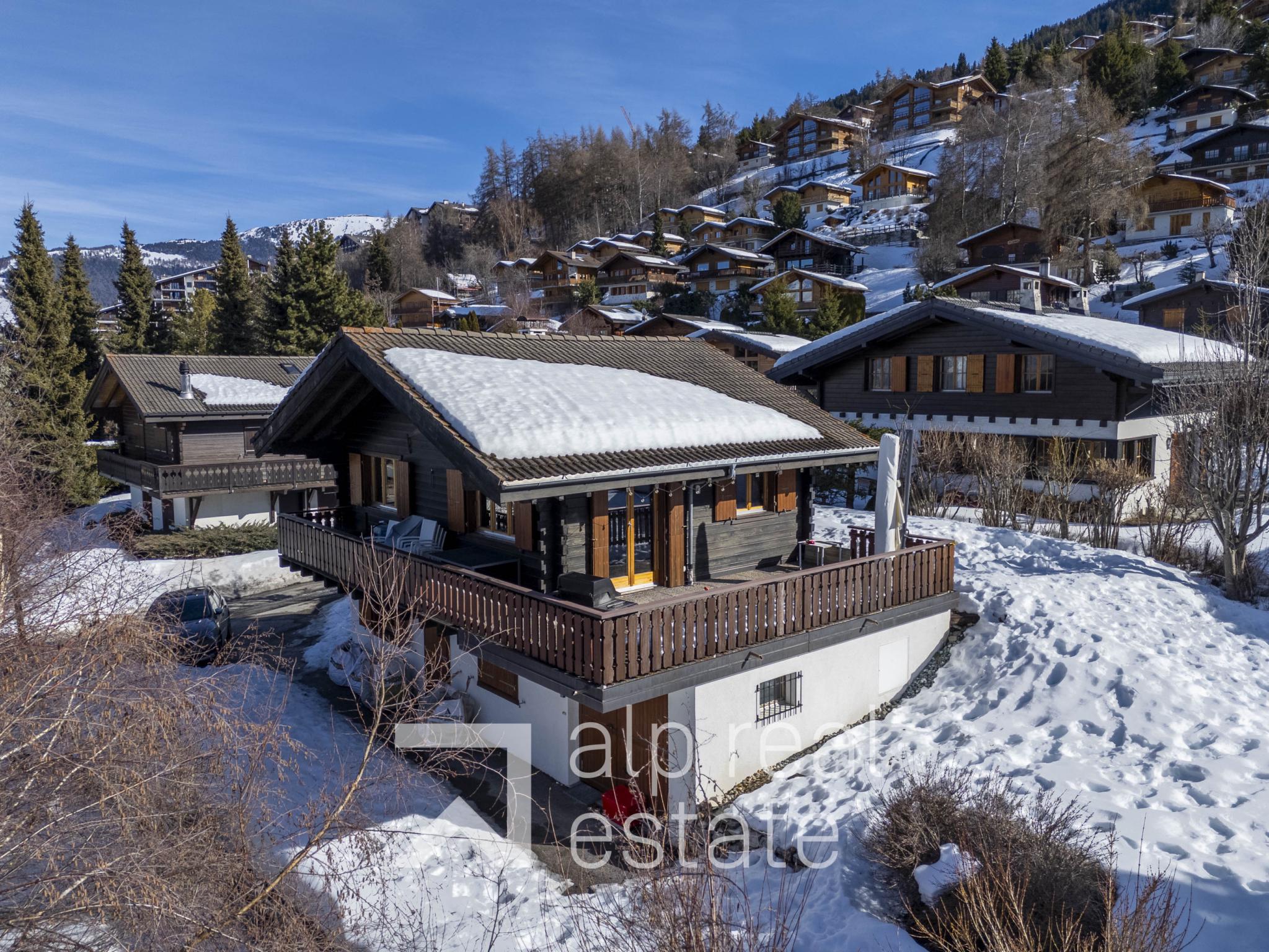 Winterliches Chalet in Hanglage