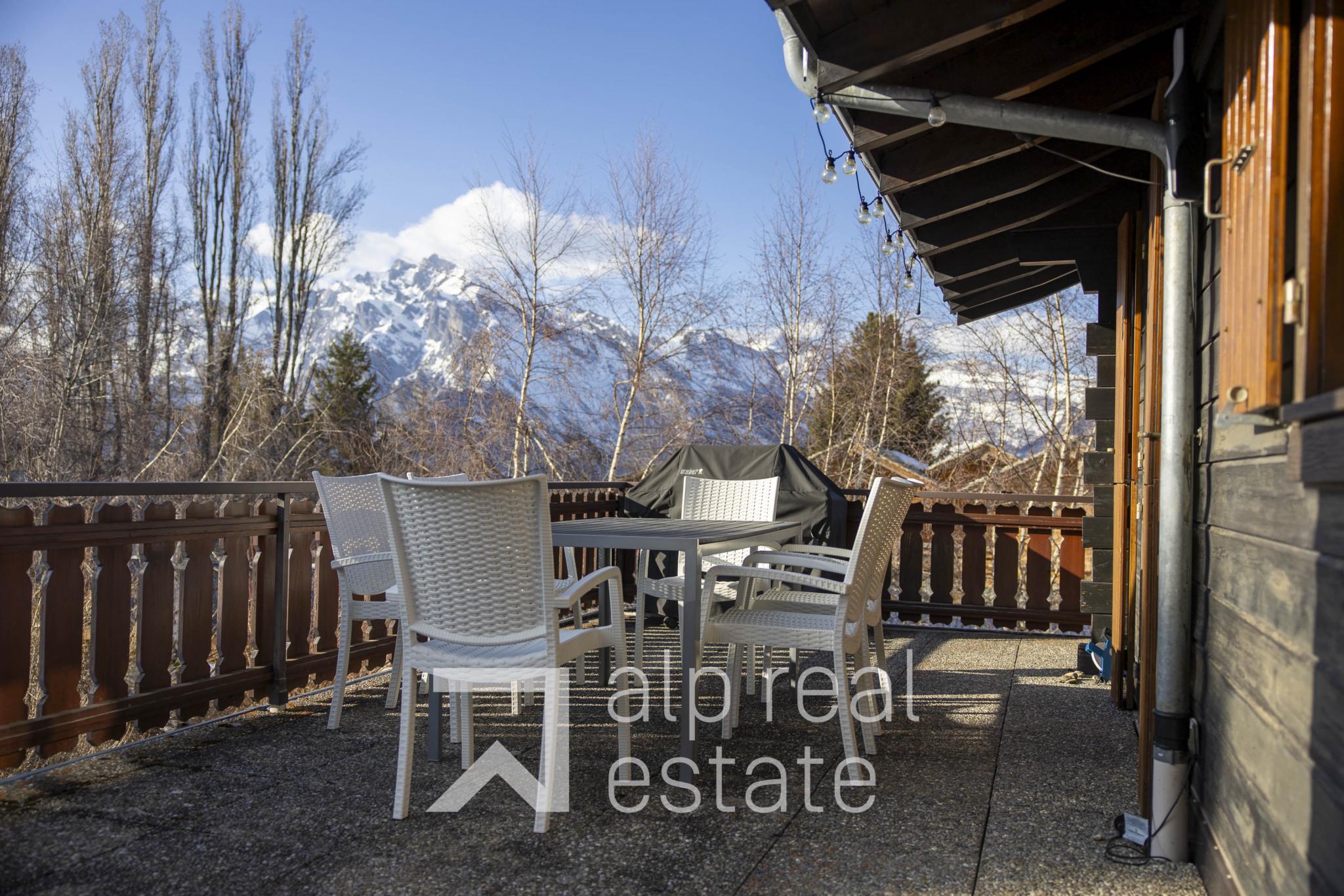 Balkon mit Bergblick