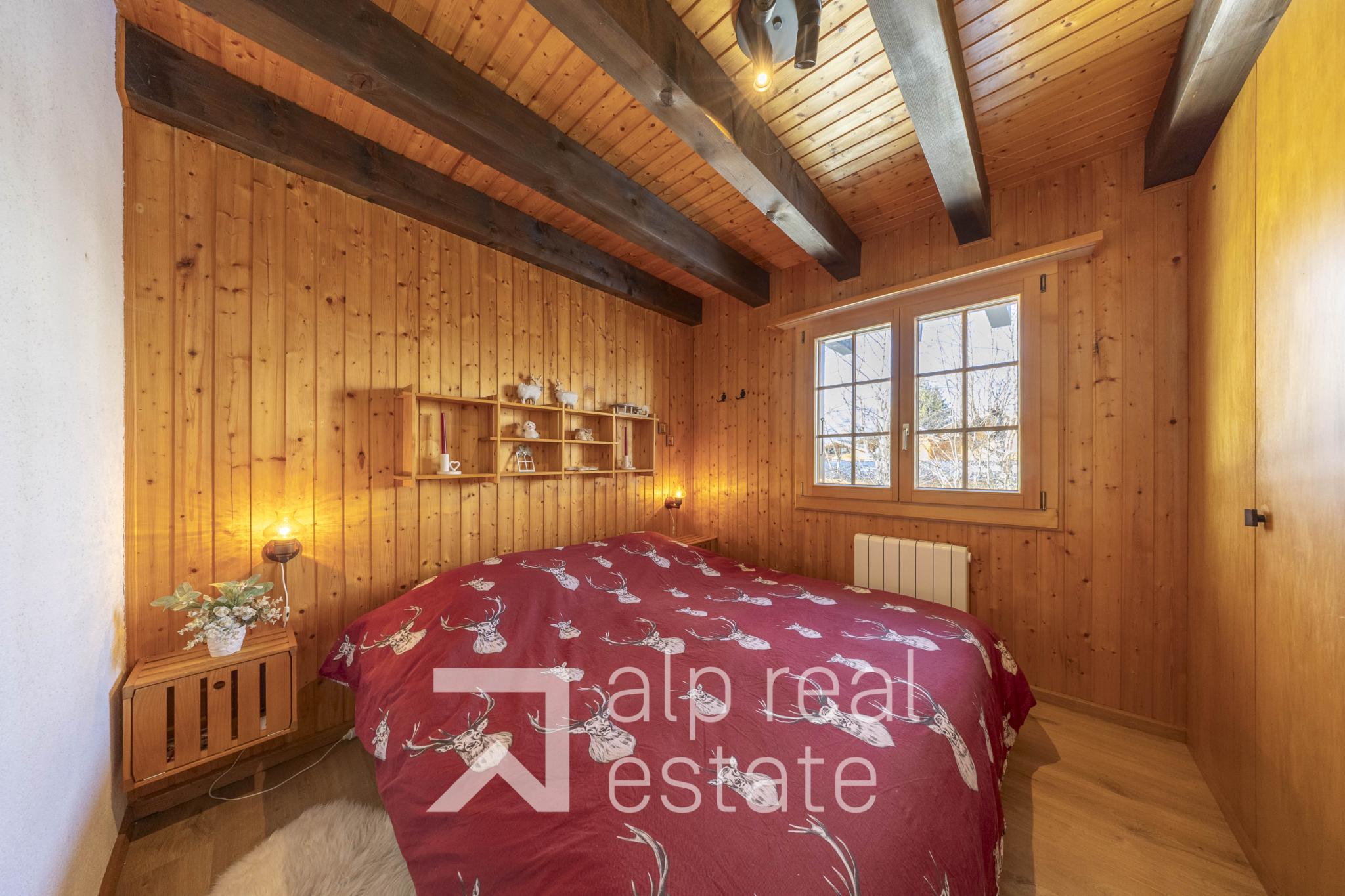 Gemütliches Schlafzimmer mit Holzausbau