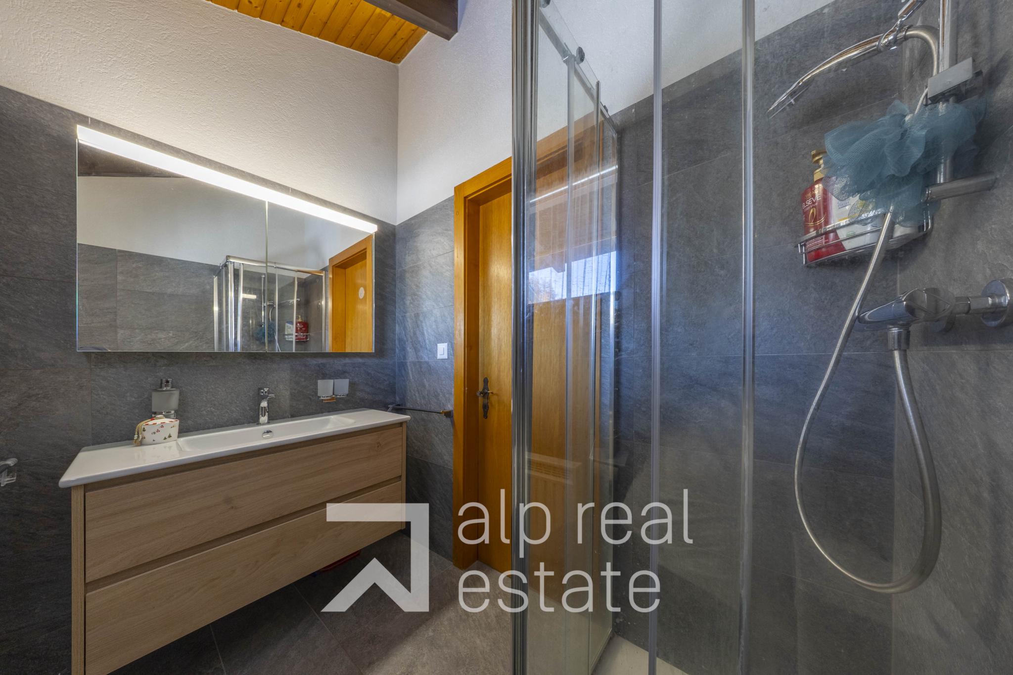 Modernes Badezimmer mit Dusche und Waschtisch