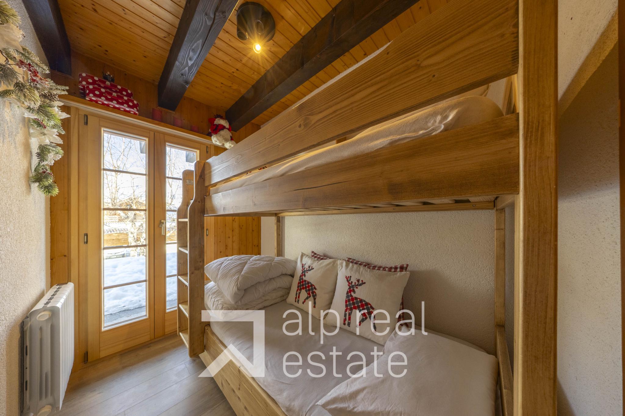 Gemütliches Holz-Schlafzimmer mit Etagenbett