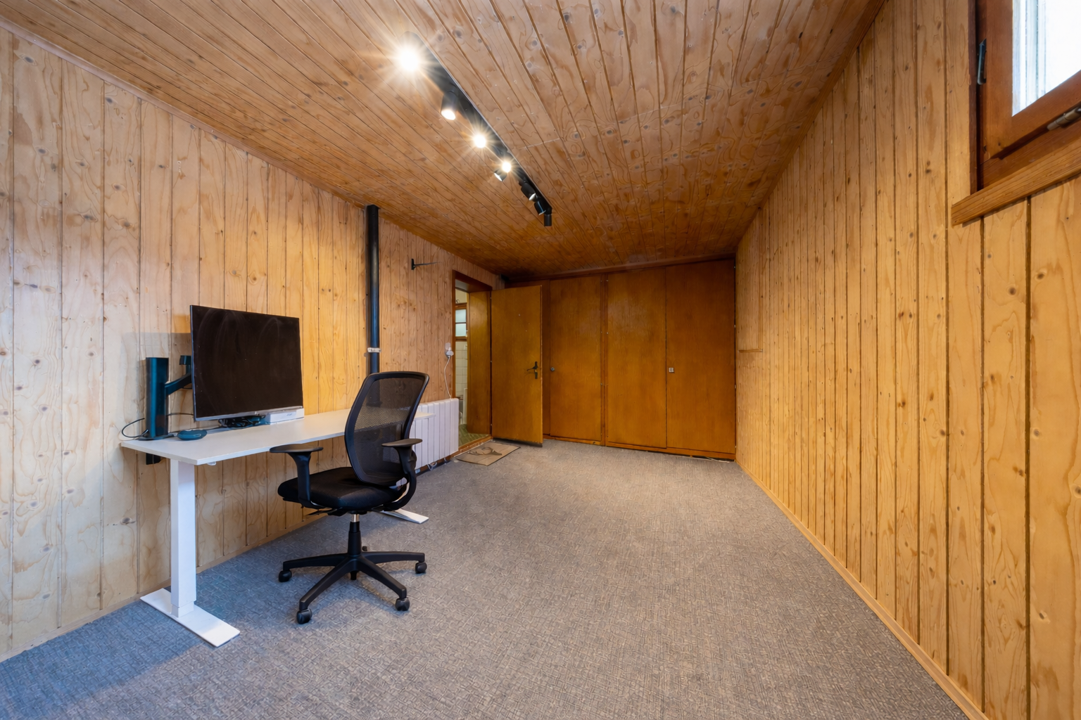 Holzvertäfelter Raum mit Arbeitsplatz