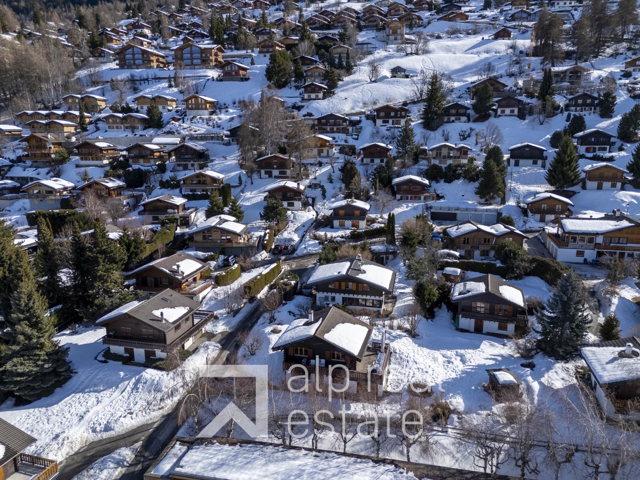 Verschneite alpine Wohnsiedlung