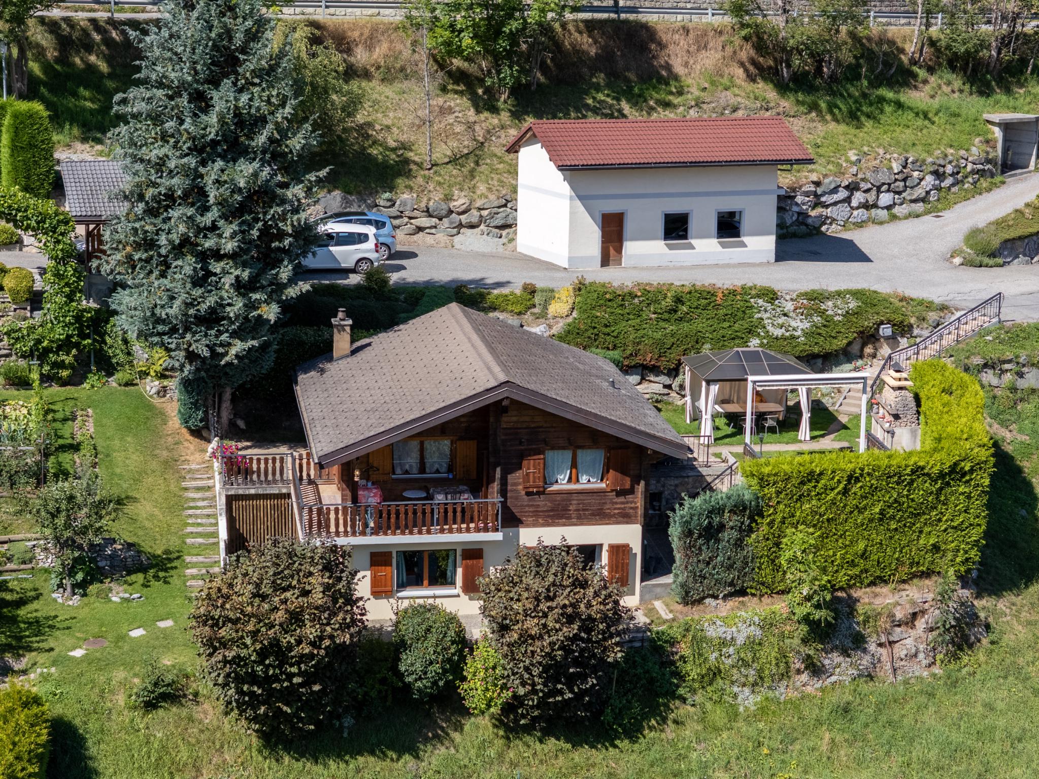 Luftaufnahme eines gepflegten Hauses mit Garten und Nebengebäude