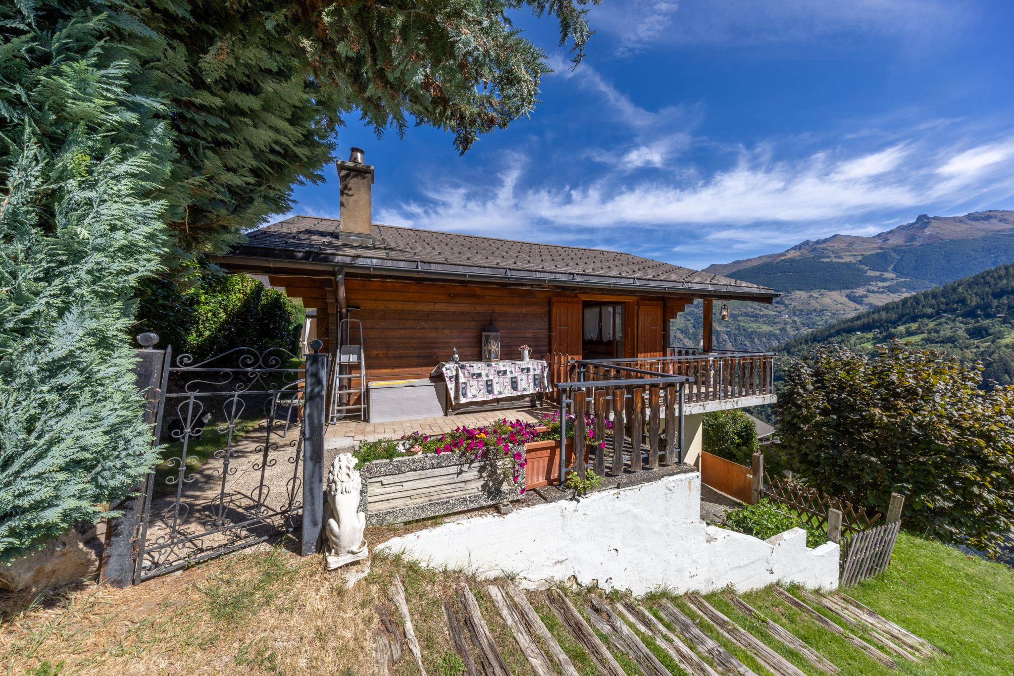 Berghaus mit Terrasse und Bergpanorama