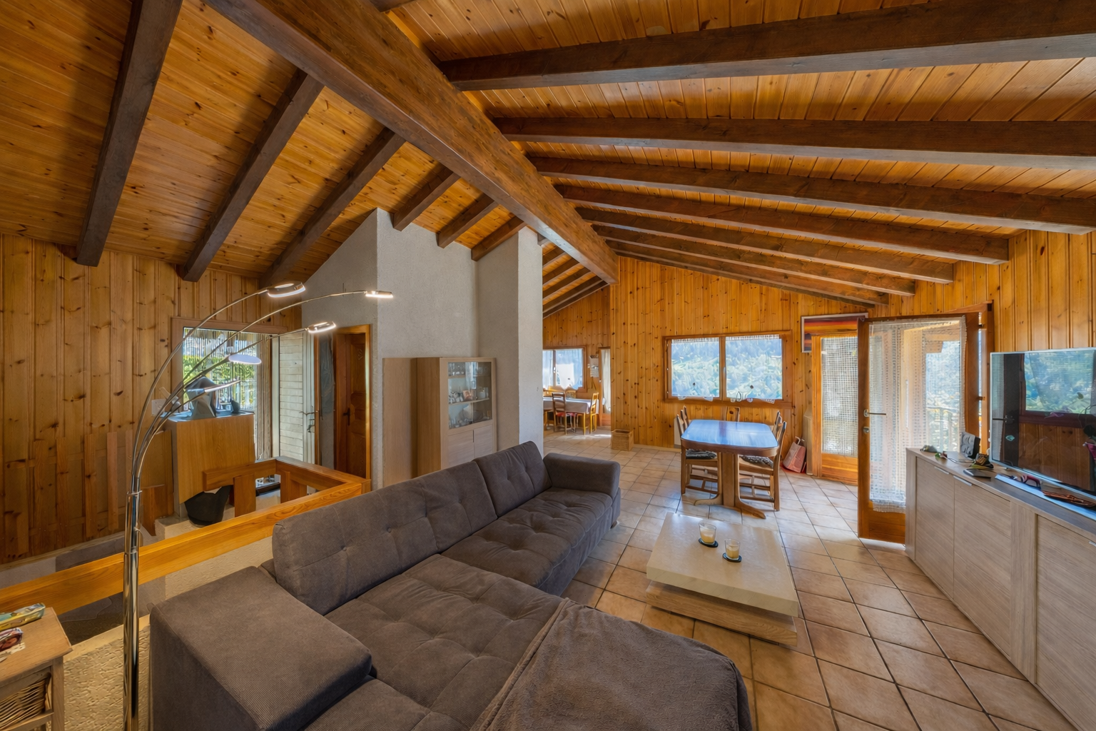 Gemütliches Wohnzimmer mit Holzdecke