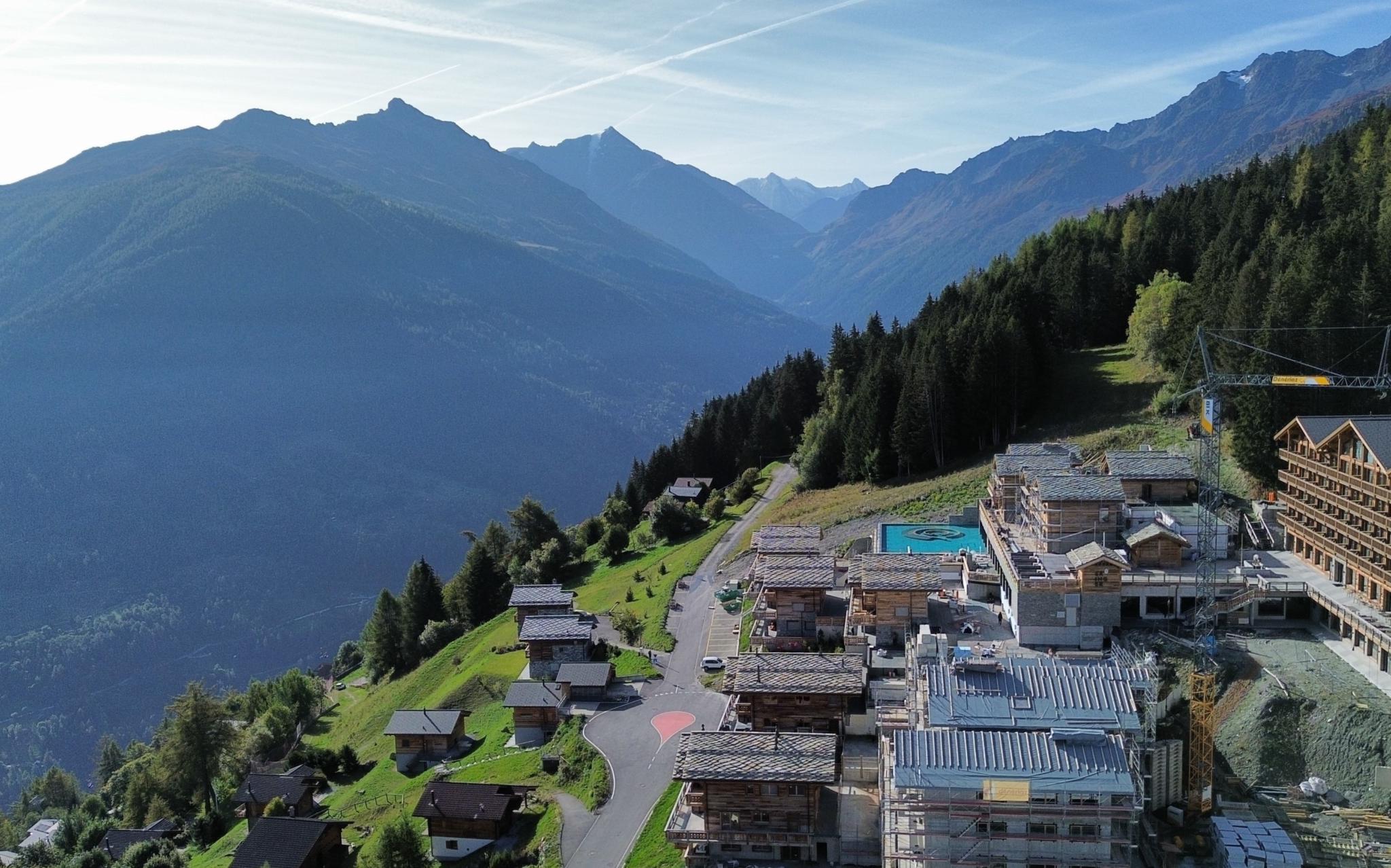 Bergpanorama mit Chalet-Baustelle