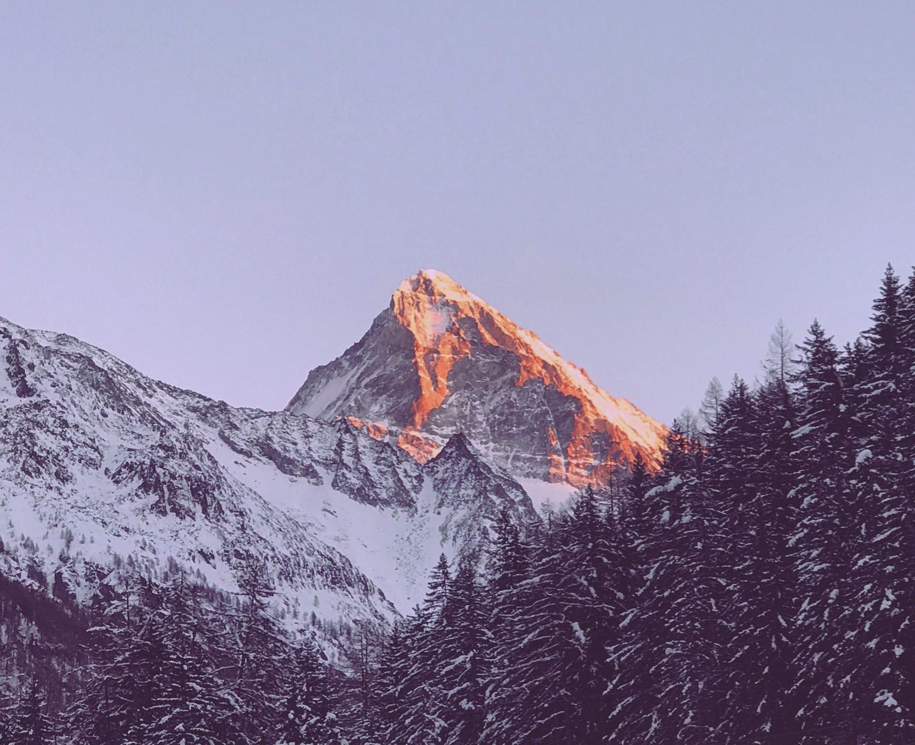 Berglandschaft bei Sonnenuntergang