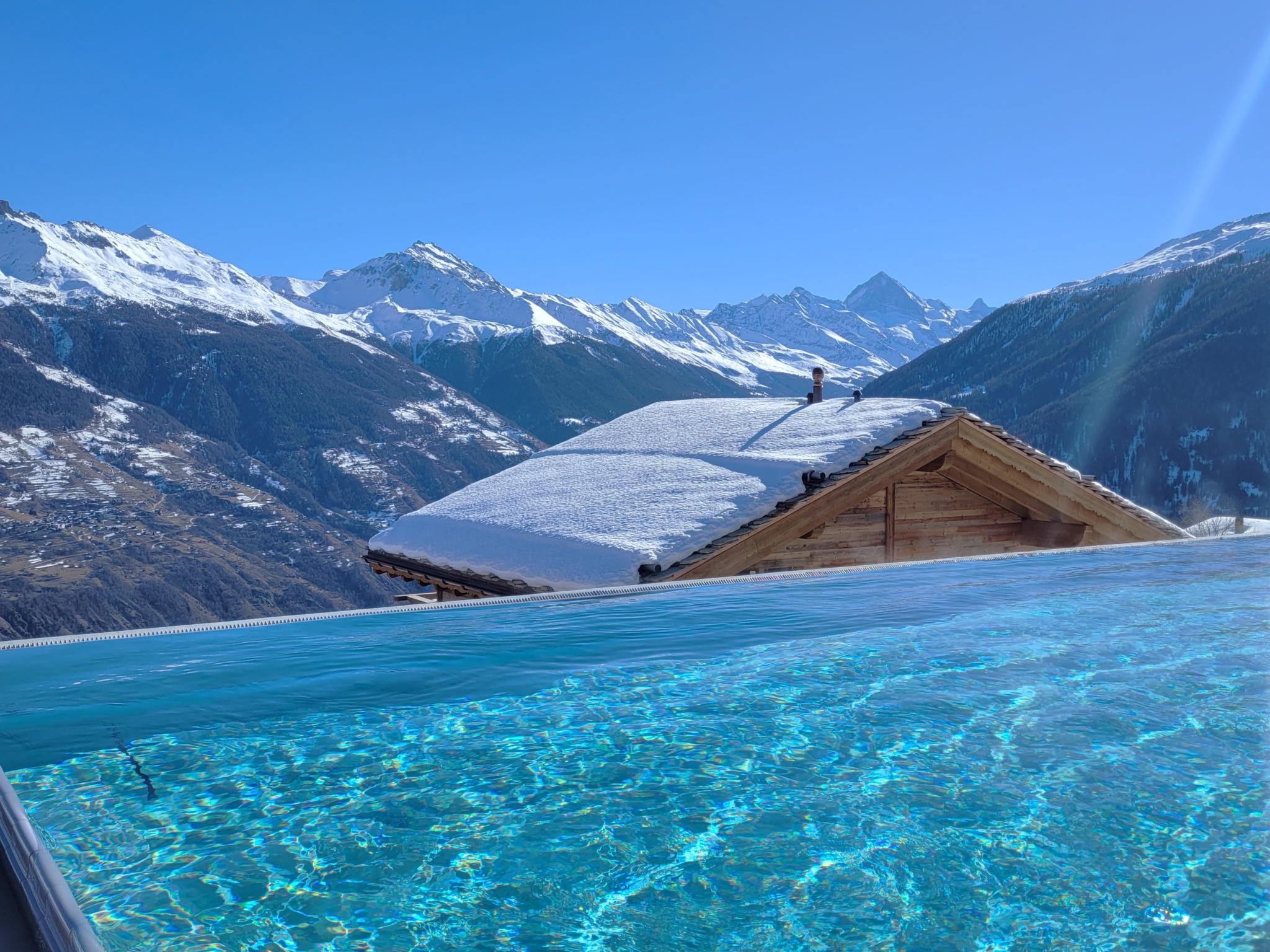 Außenbereich mit Pool und Bergpanorama