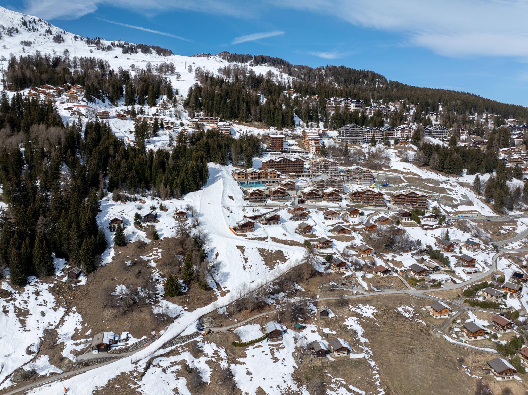 Schneelandschaft mit alpinem Ferienort