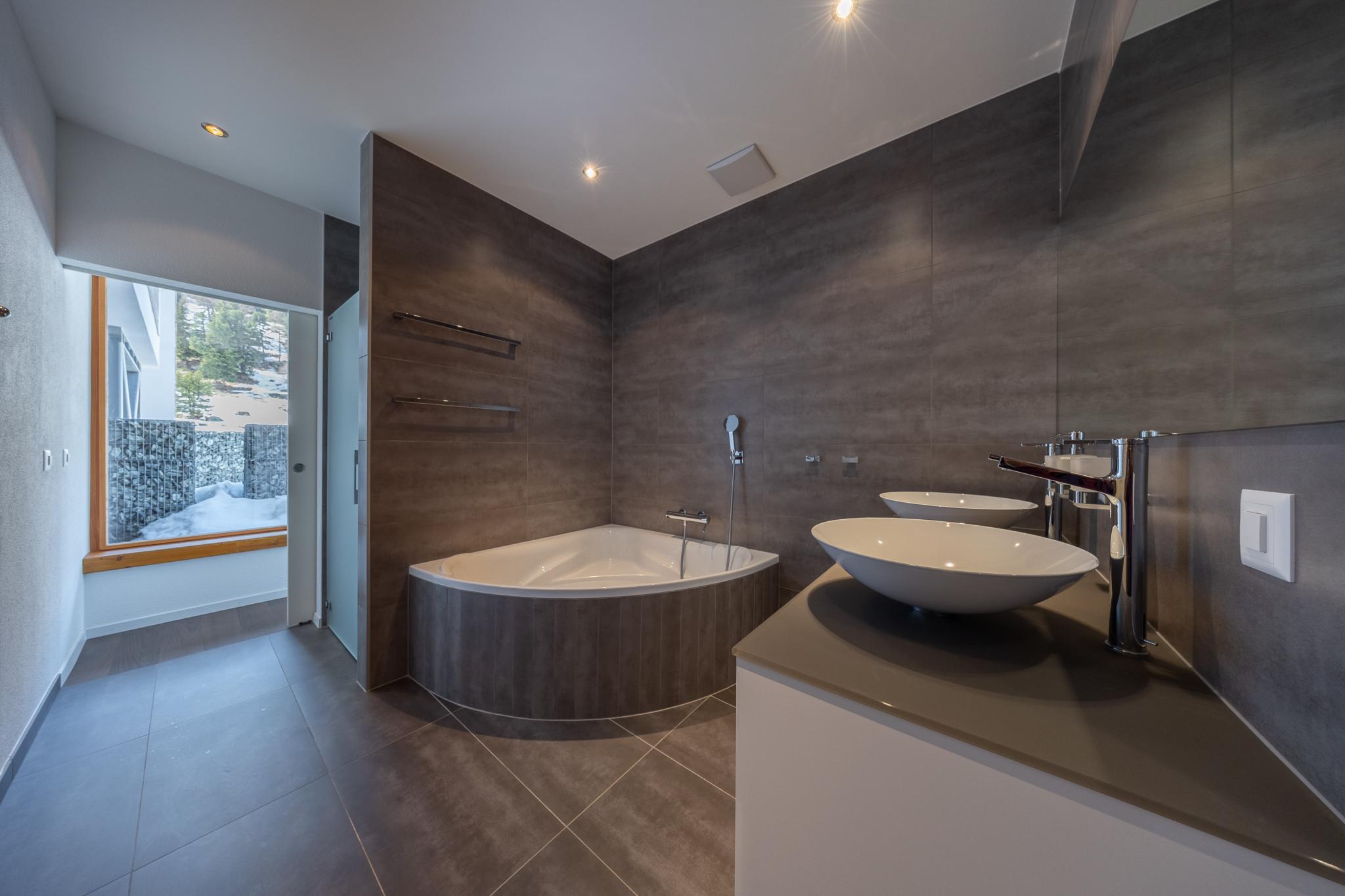 Modernes Badezimmer mit Badewanne und Doppelwaschtisch