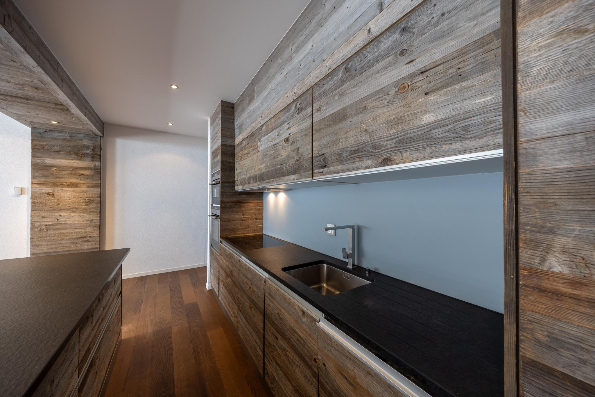 Moderne Küche mit Holzoptik