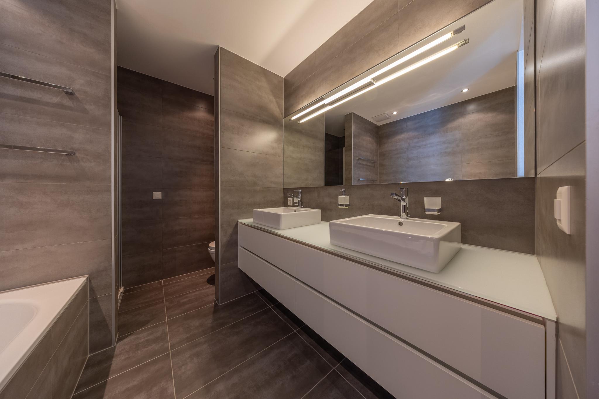 Modernes Badezimmer mit Doppelwaschtisch